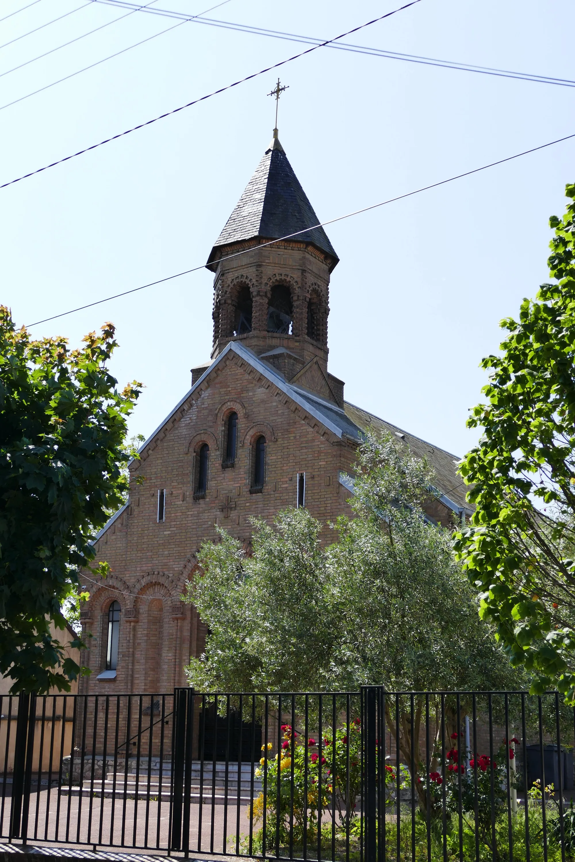 Photo showing: Apostolic Armenian church of Sainte-Cross-de-Varak in Arnouville (Val d'Oise, Île-de-France, France).
