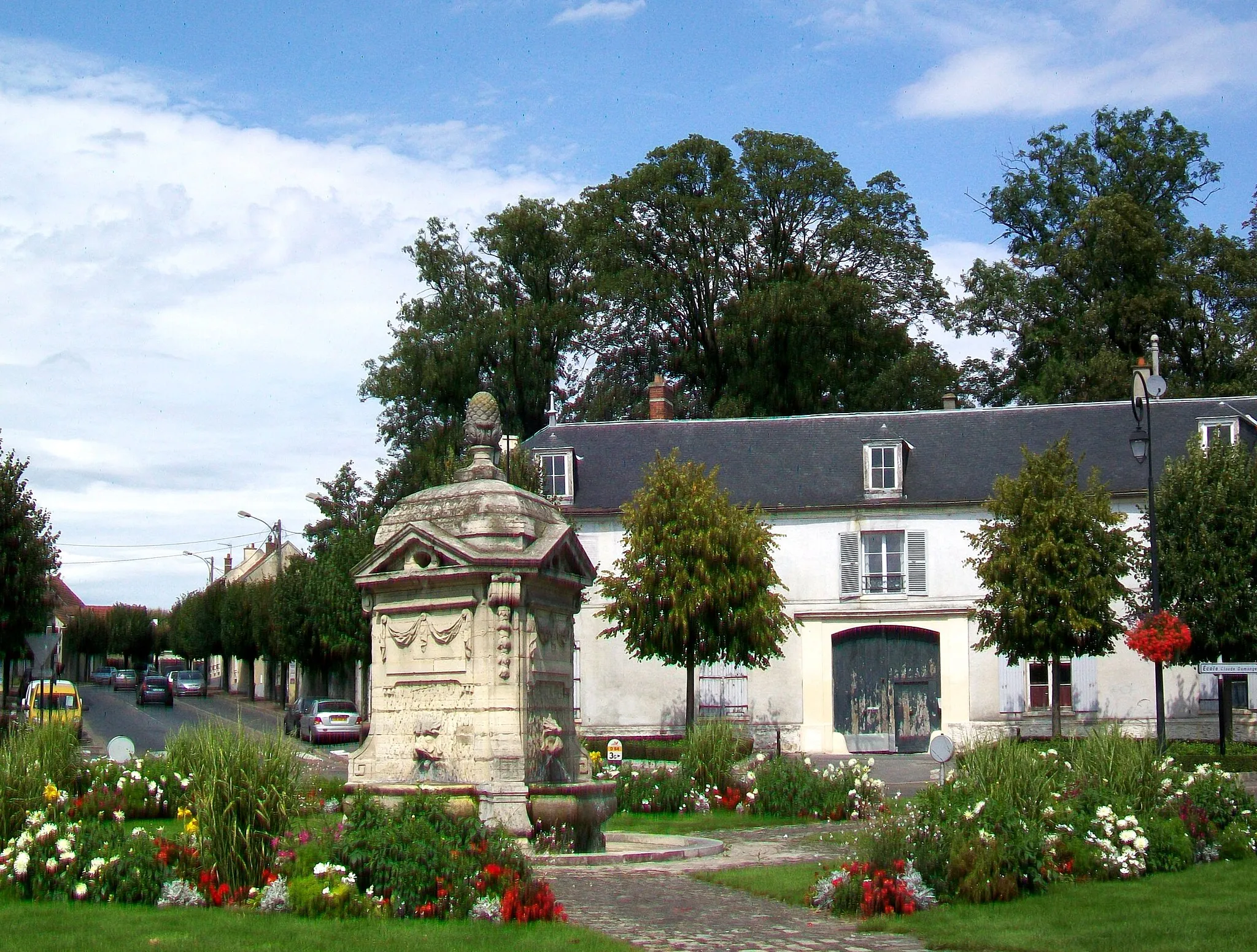 Photo showing: La fontaine monumentale en face de la mairie ; en arrière-plan, une maison du XVIIIe siècle.