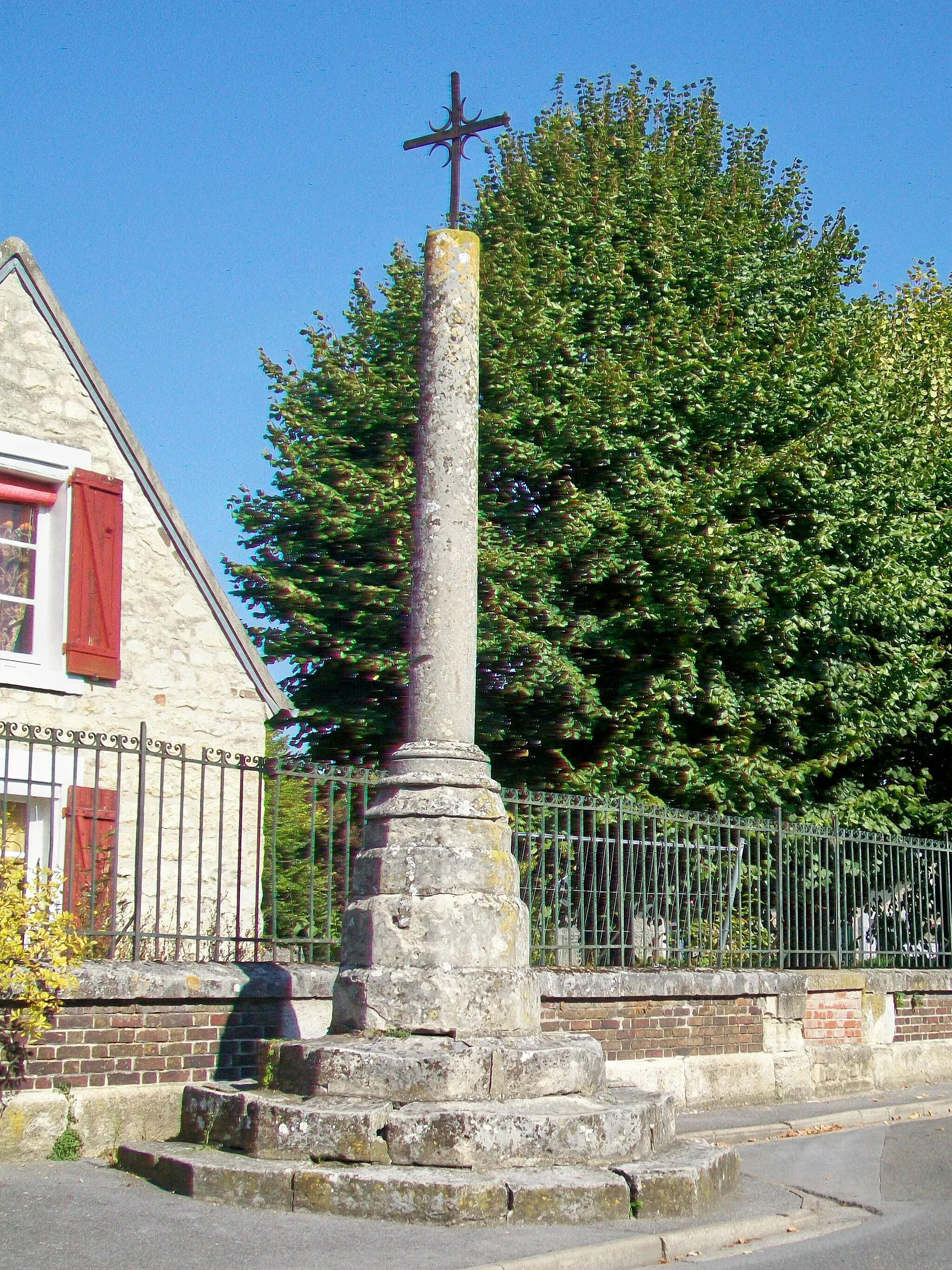Photo showing: L'ancienne croix de cimetière (le cimetière ayant été déplacé), place de l'Eglise.