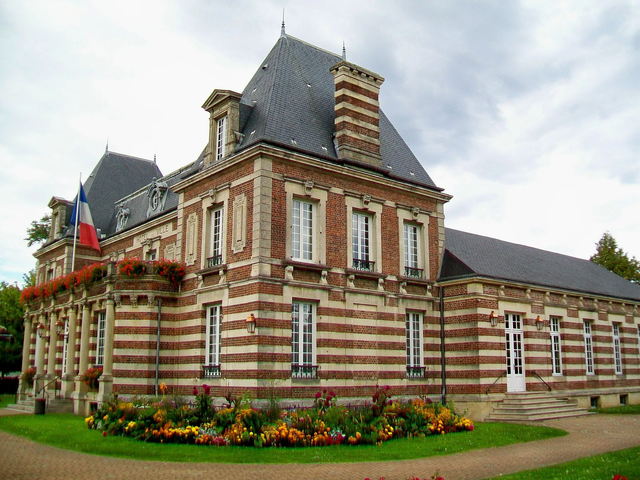 Photo showing: Les façades ouest et sud de l'Hôtel de ville.