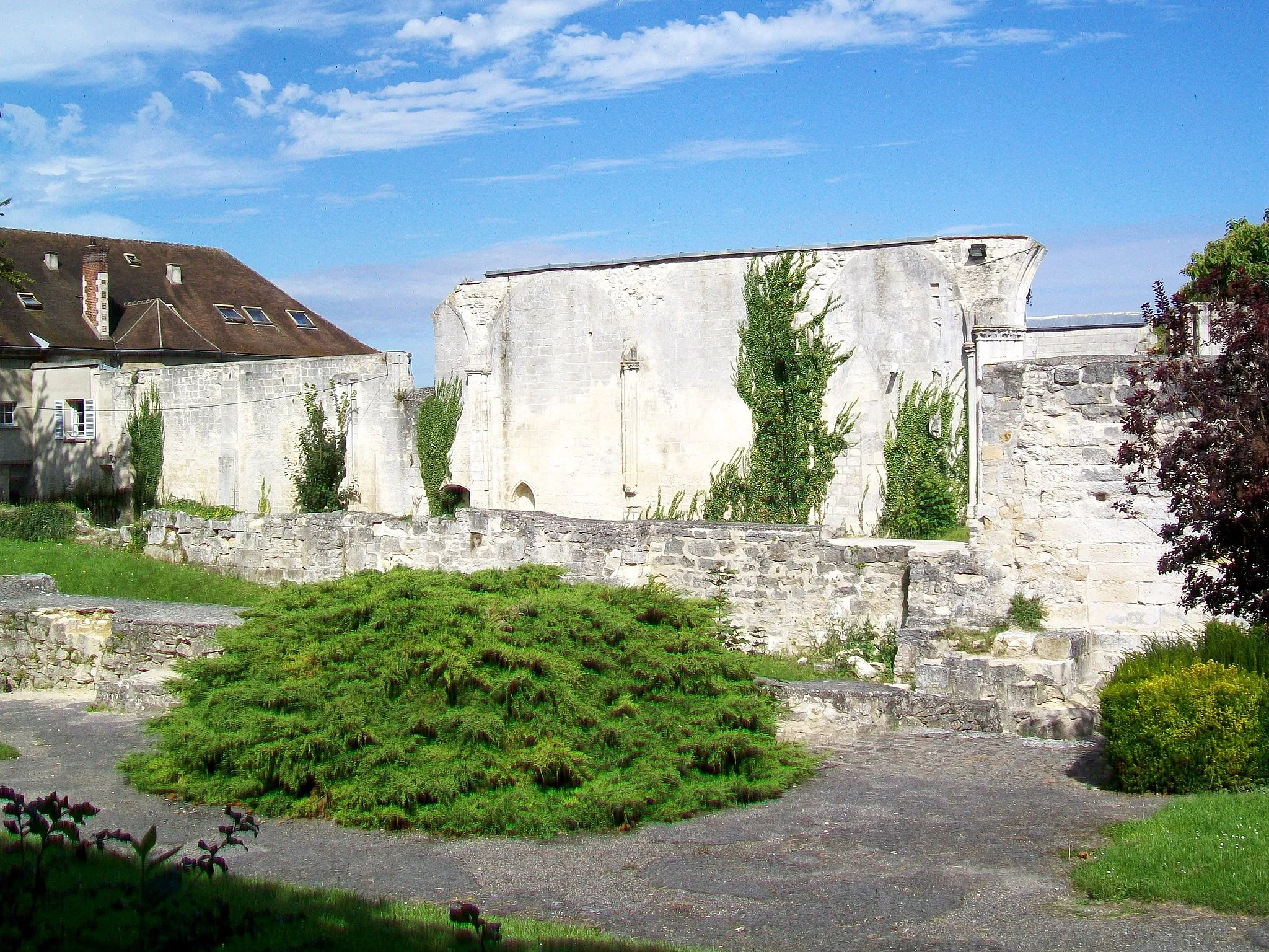 Photo showing: Les ruines de l'abbatiale de l'ancien prieuré Saint-Arnoul, place Saint-Simon.