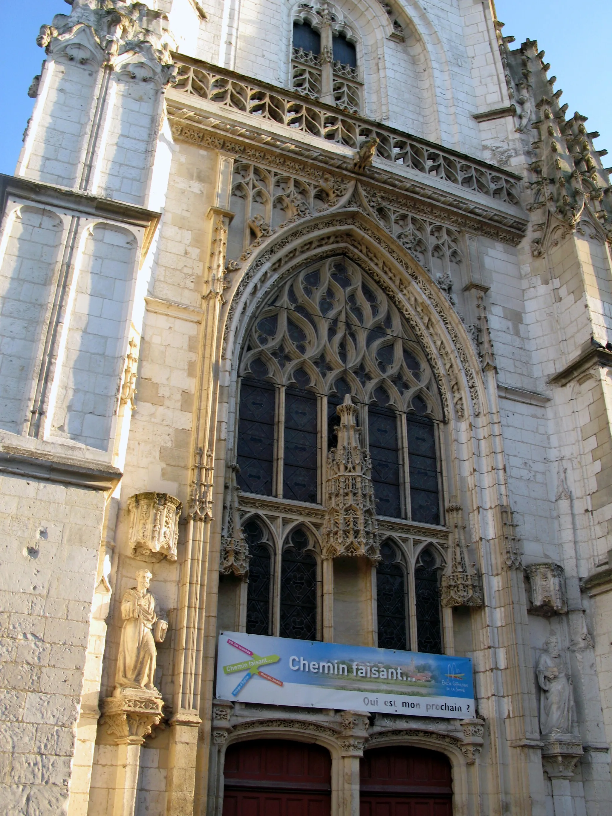 Photo showing: Gamaches (Somme), église Saint-Pierre et Saint-Paul, tour-clocher, baie flamboyante encadrée des statues de saint Pierre et de saint Paul.
.