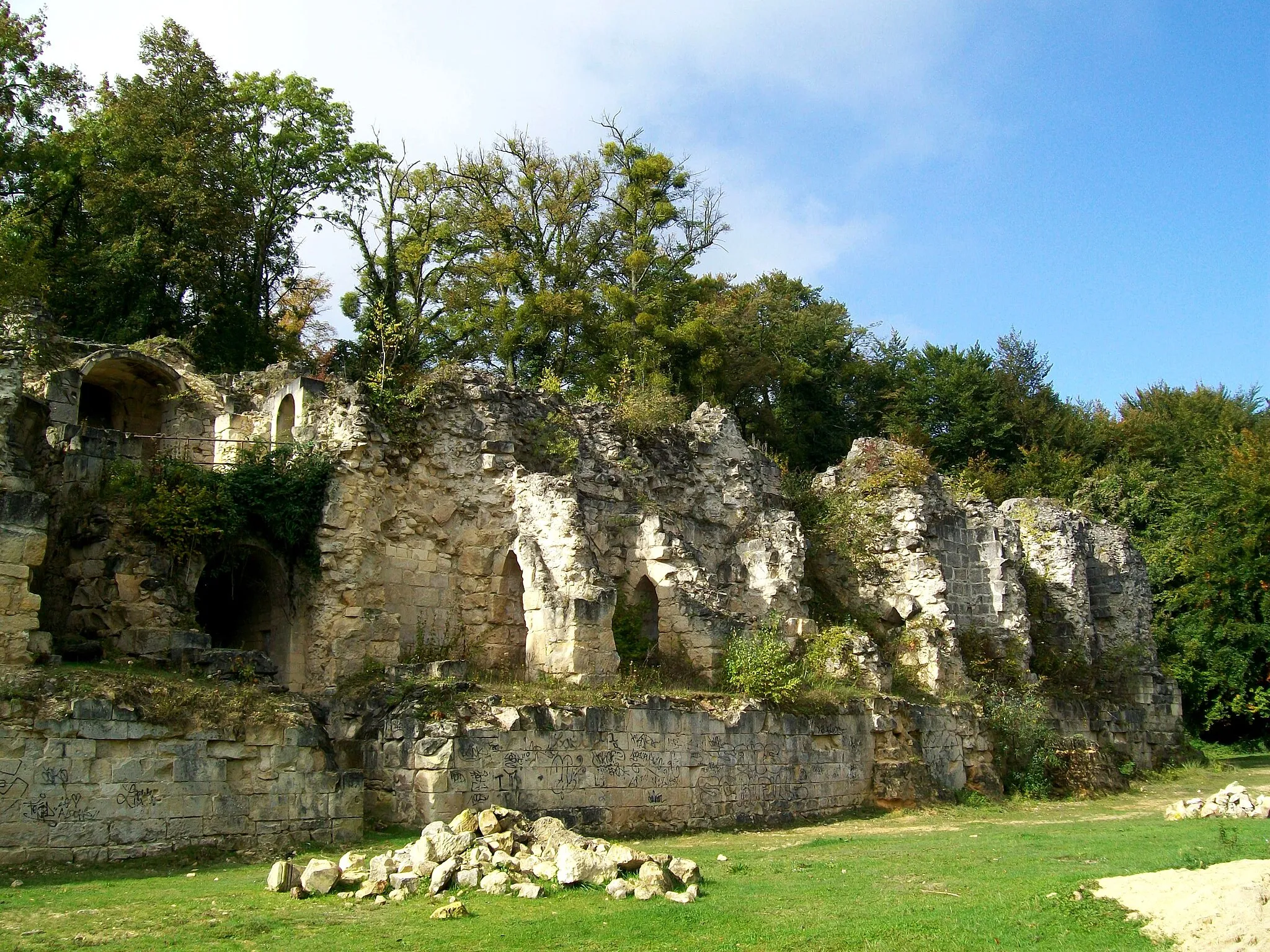 Photo showing: Vue sur ce qui fut la façade du château, donnant sur le village.