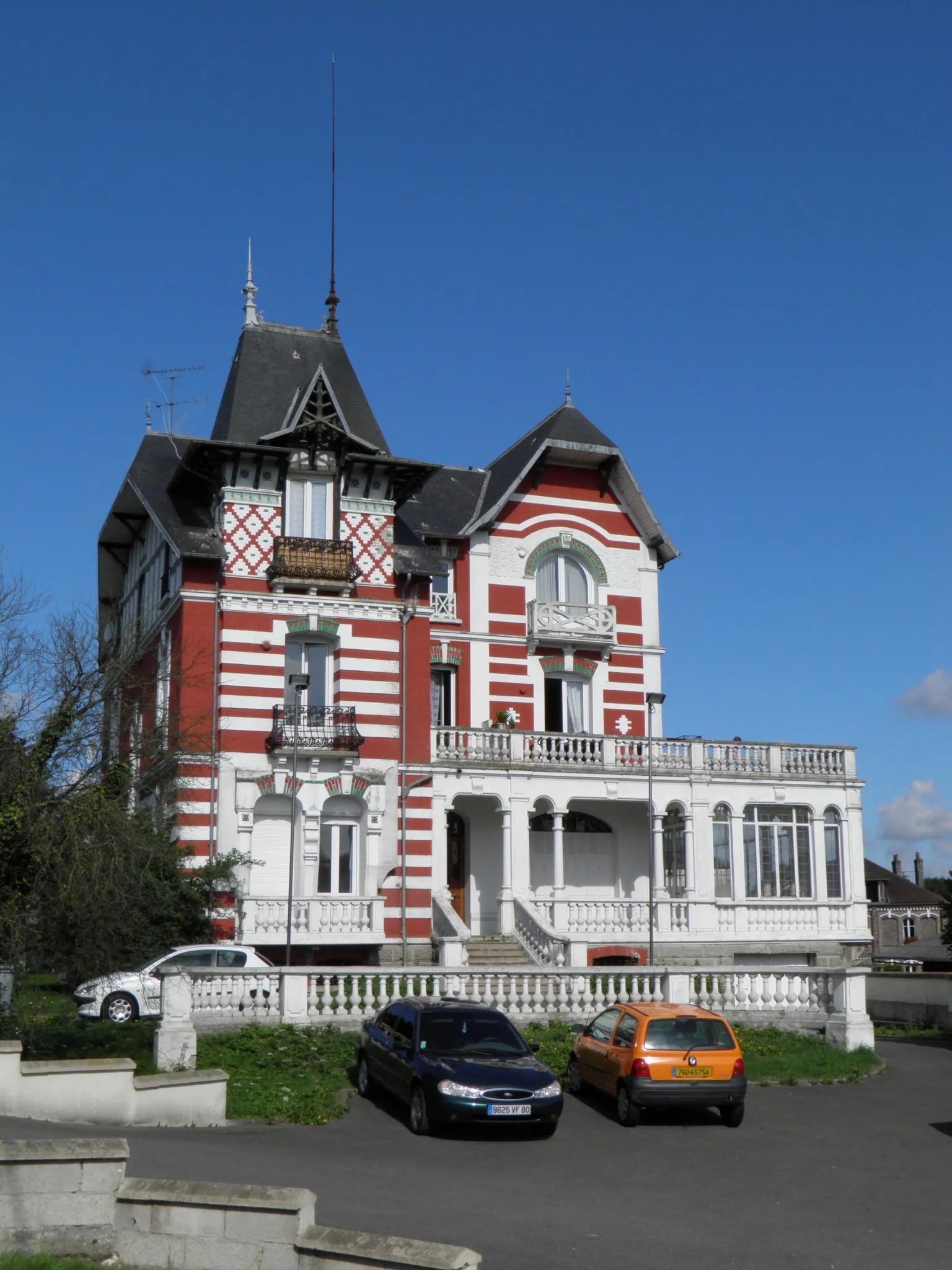 Photo showing: Cité Darras à Blangy-sur-Bresle (Seine-Maritime). Ancien logement du patron de l'usine, appelée Maison Darras, construite sur le modèle des villas balnéaires, les côtes normandes étant situées non loin de là. Elle est construite vers 1915.