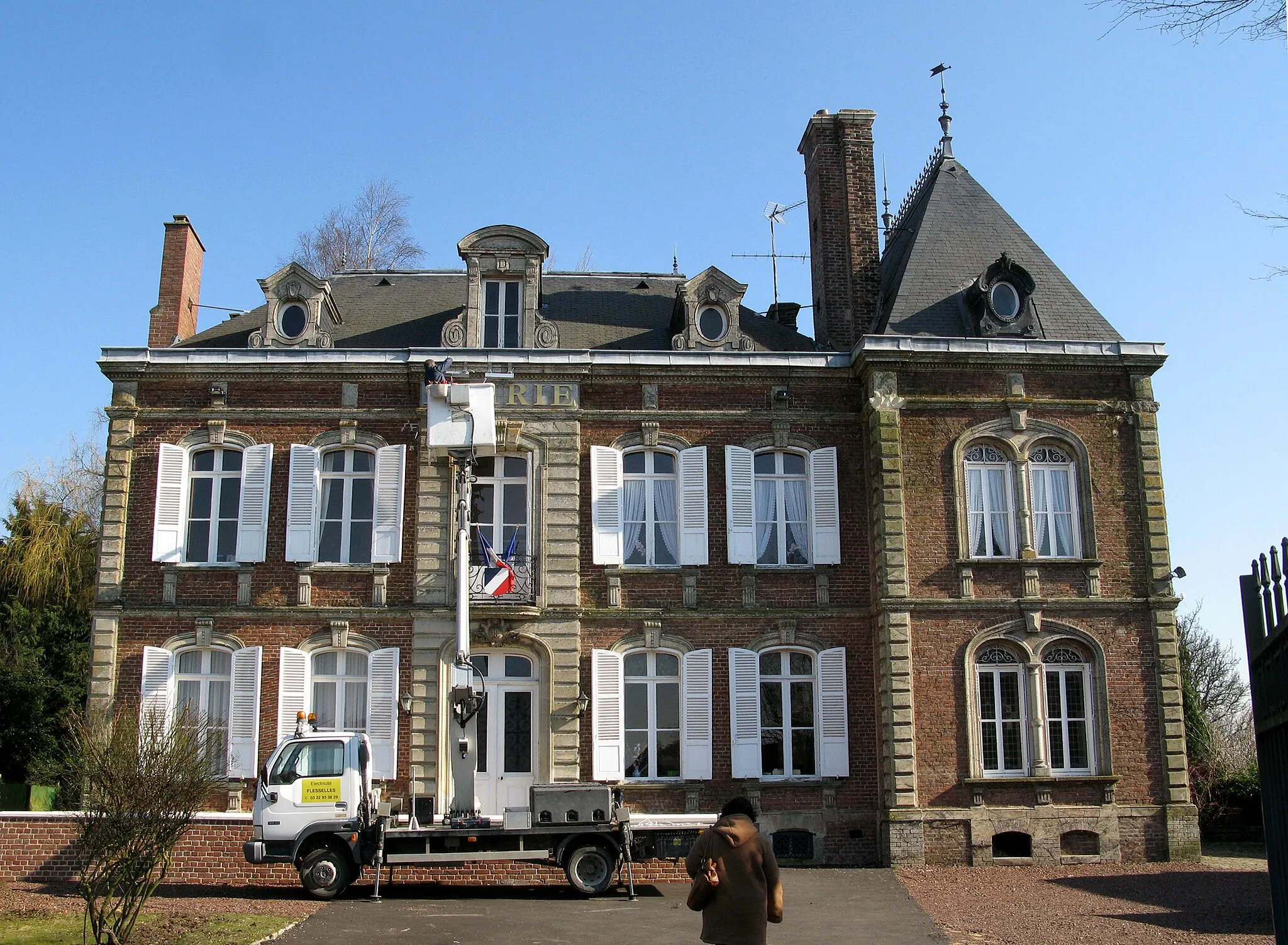 Photo showing: Flesselles (Somme, France) -
La mairie, caractérisée par l'élégance de l'encadrement de sa porte et de ses fenêtres.
.