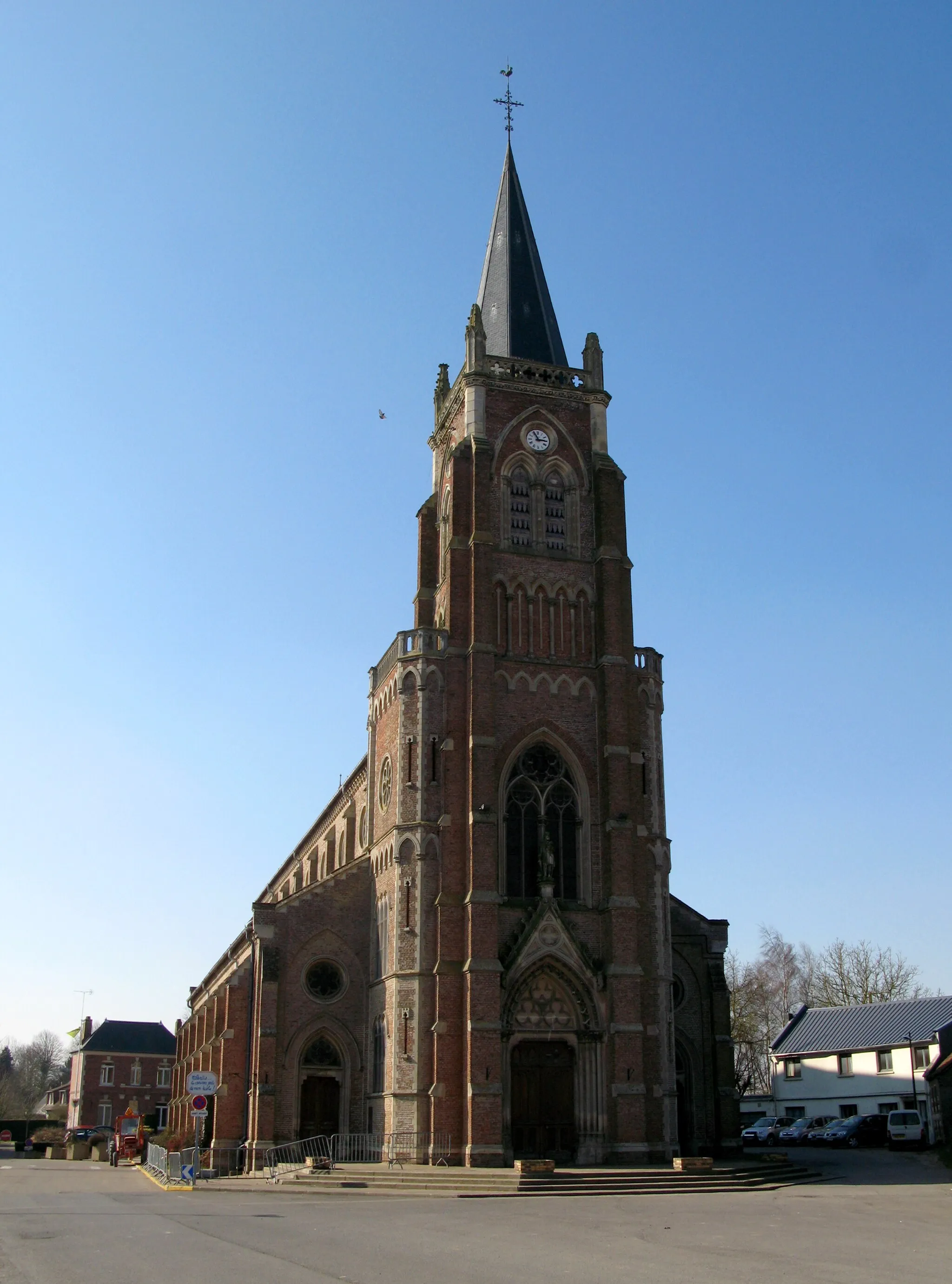 Photo showing: Flesselles (Somme, France) -
L'église Saint-Eustache.

L'édifice néo-gothique commence en mars 2010 à souffrir du temps. Une barrière de sécurité en interdit l'approche latérale. Par ailleurs, les deux pinacles frontaux du clocher ont manifestement perdu des pierres.