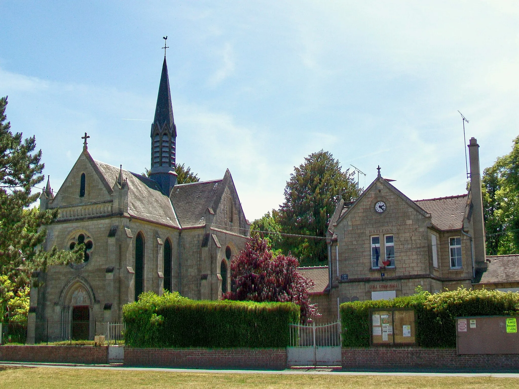 Photo showing: La chapelle Notre-Dame et l'ancienne école communale du hameau de Baillon, sur la place du village.