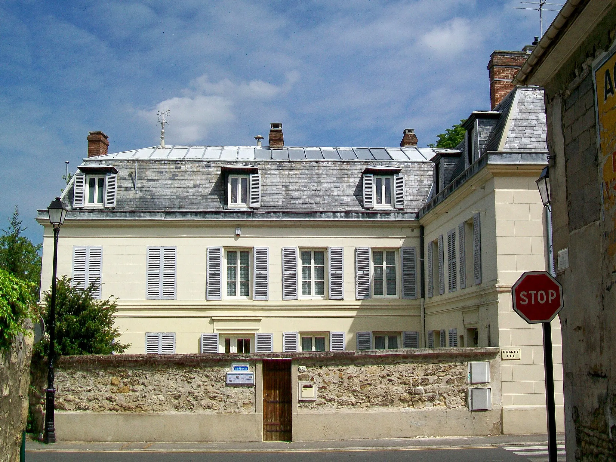 Photo showing: Logis ayant appartenu au domaine du « Clos des Fées », sur la Grande-Rue d'Asnières. Le manoir proprement dit se situe derrière, au nord, au milieu d'un parc.