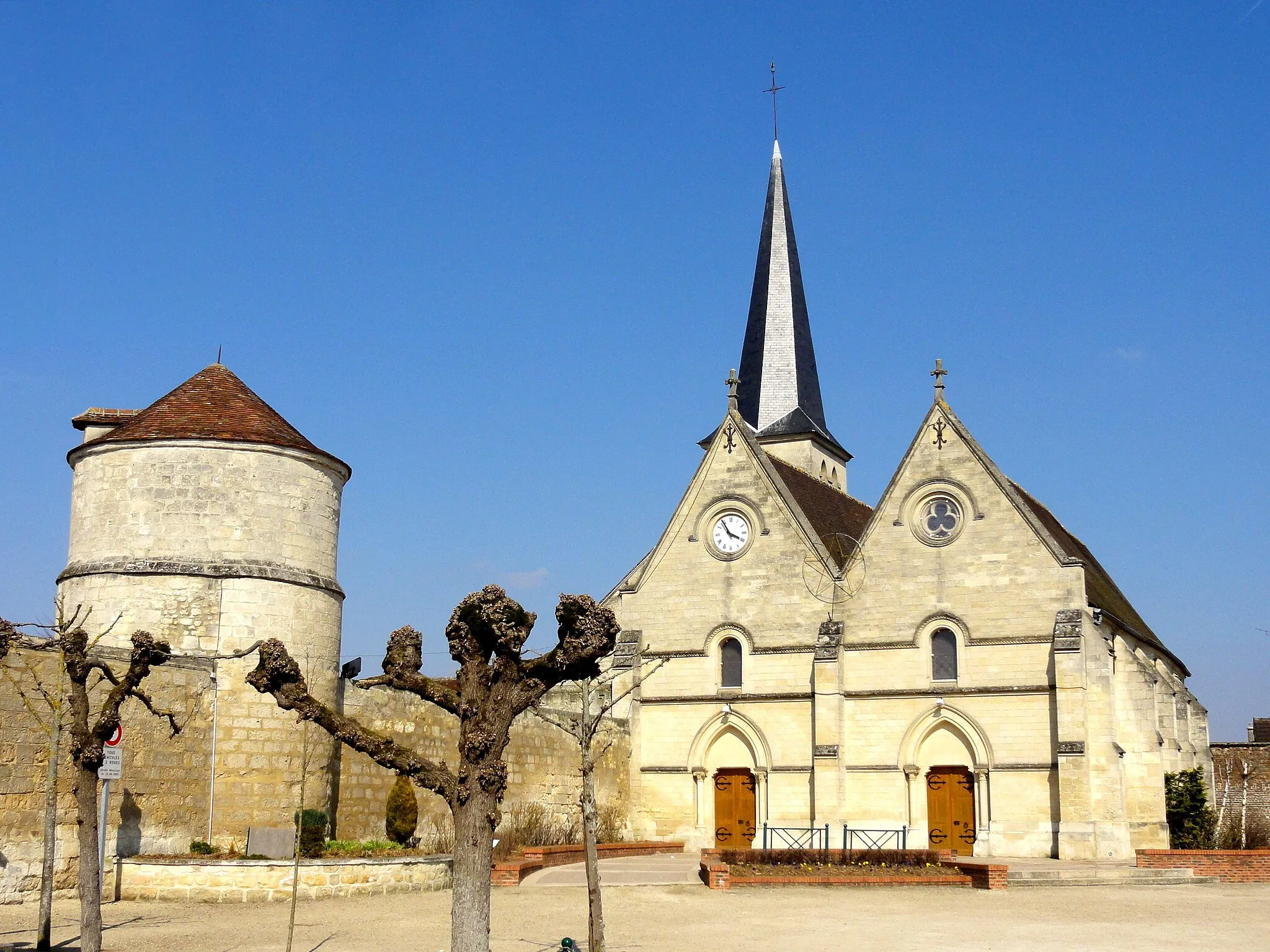 Photo showing: Colombier et église Saint-Ouen.
