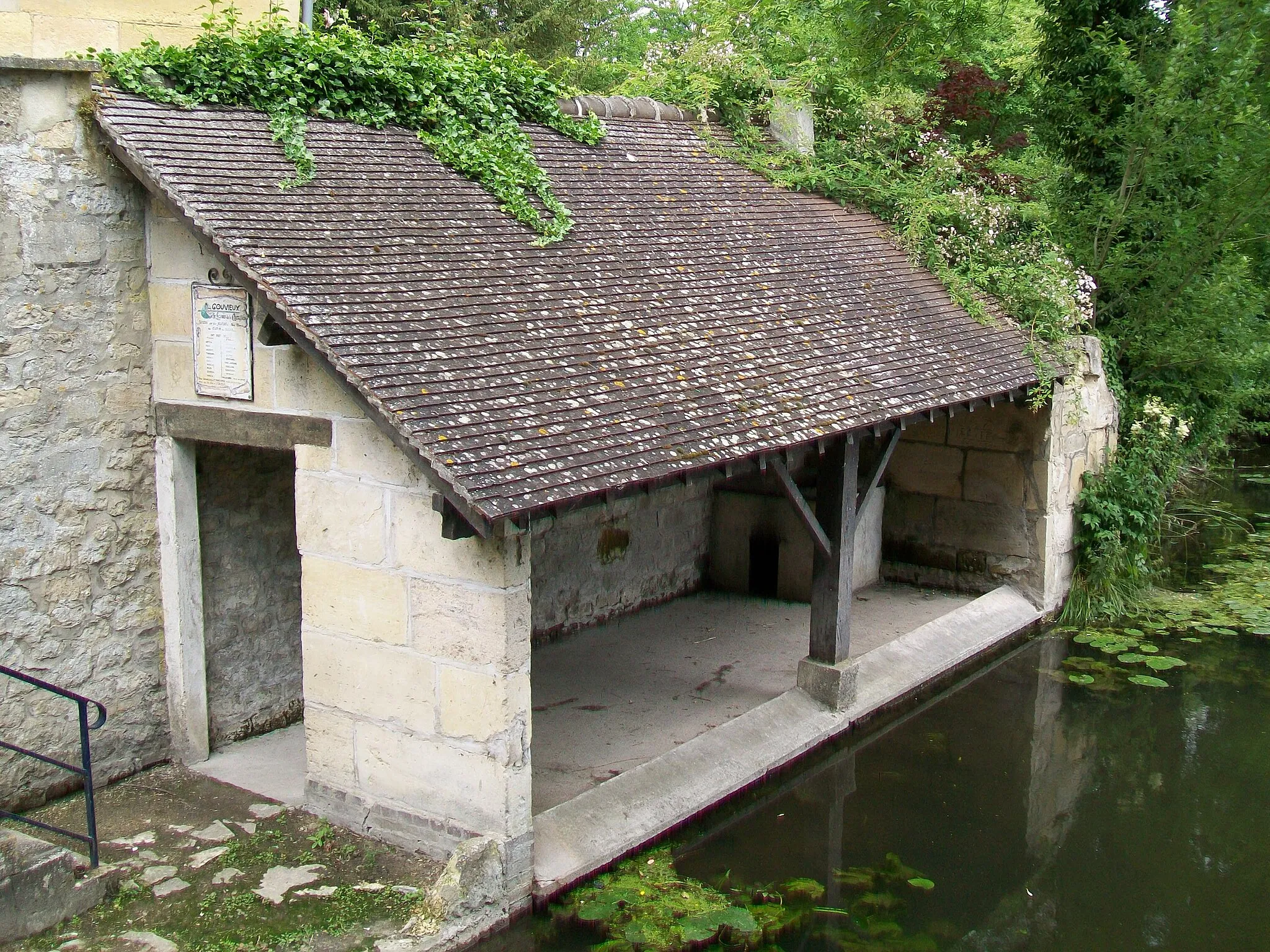 Photo showing: Le lavoir du hameau de La Chaussée, sur la Nonette. Il a été restauré en été 1993 par des jeunes de la commune.