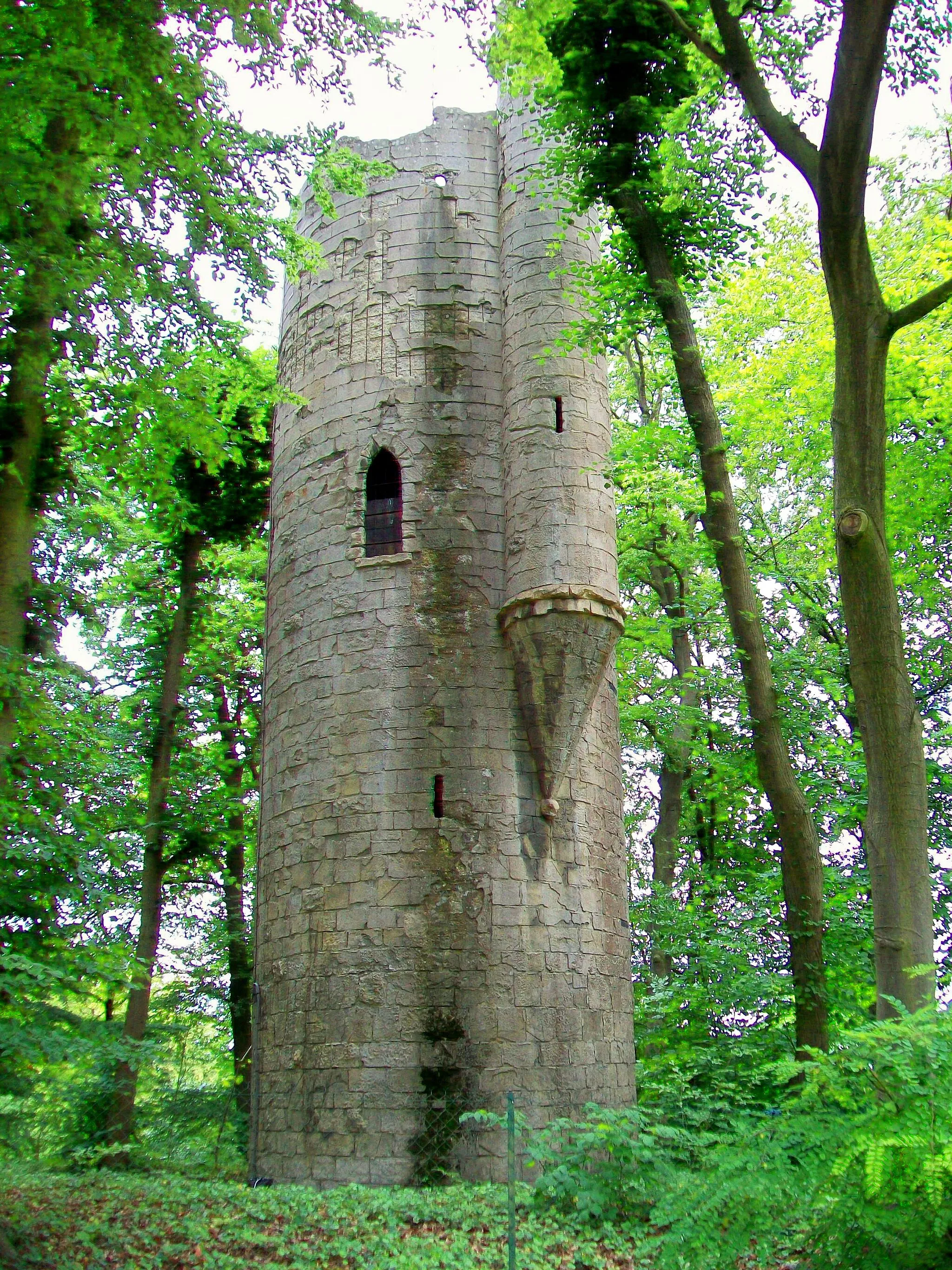 Photo showing: Tour faussement médiéval, construite avec du béton armé, sur le chemin de Chaumont à Chantilly (domaine du château de la Tour, aujourd'hui hôtel).