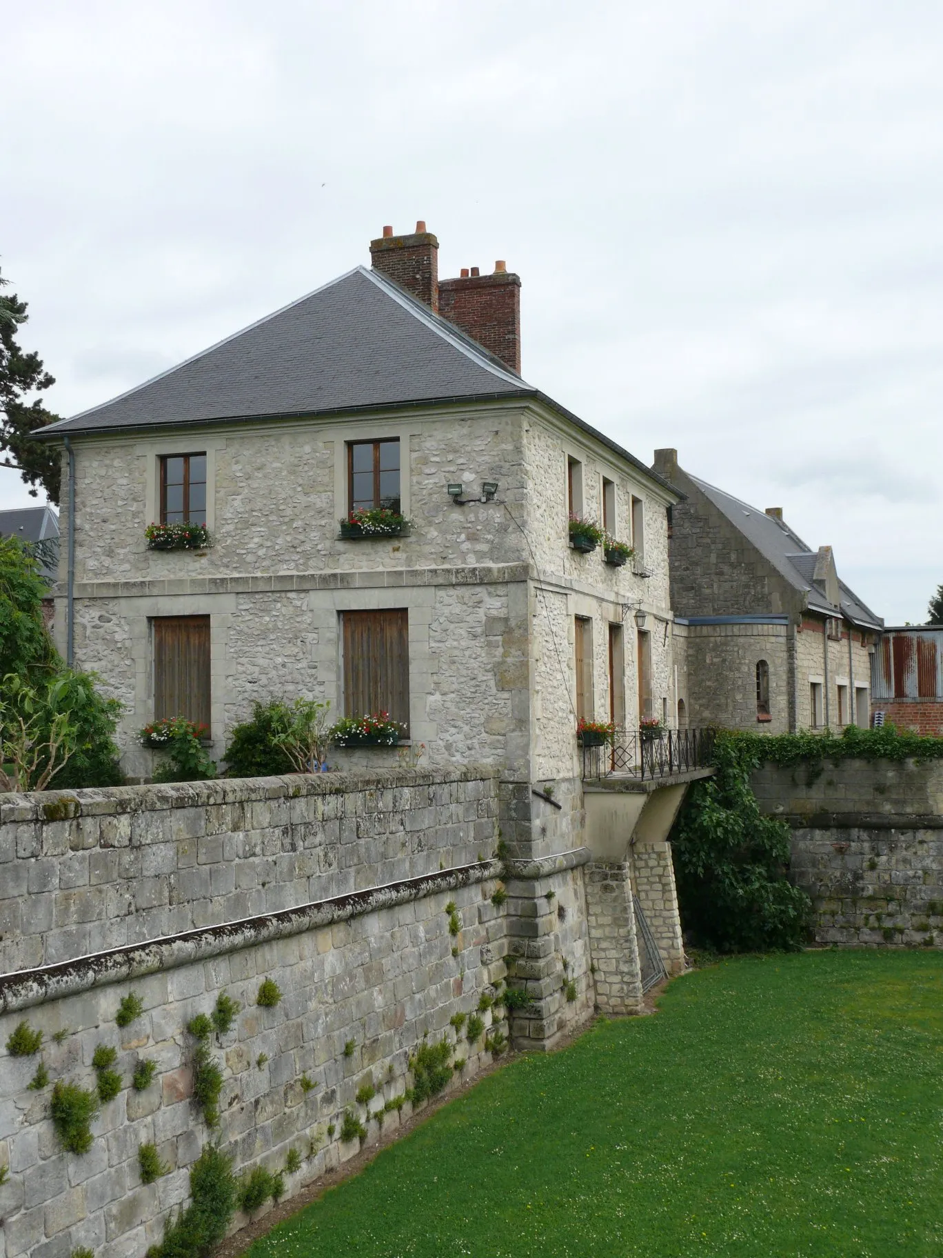 Photo showing: The town hall of Le Plessis-Belleville (Oise, Picardie, France).