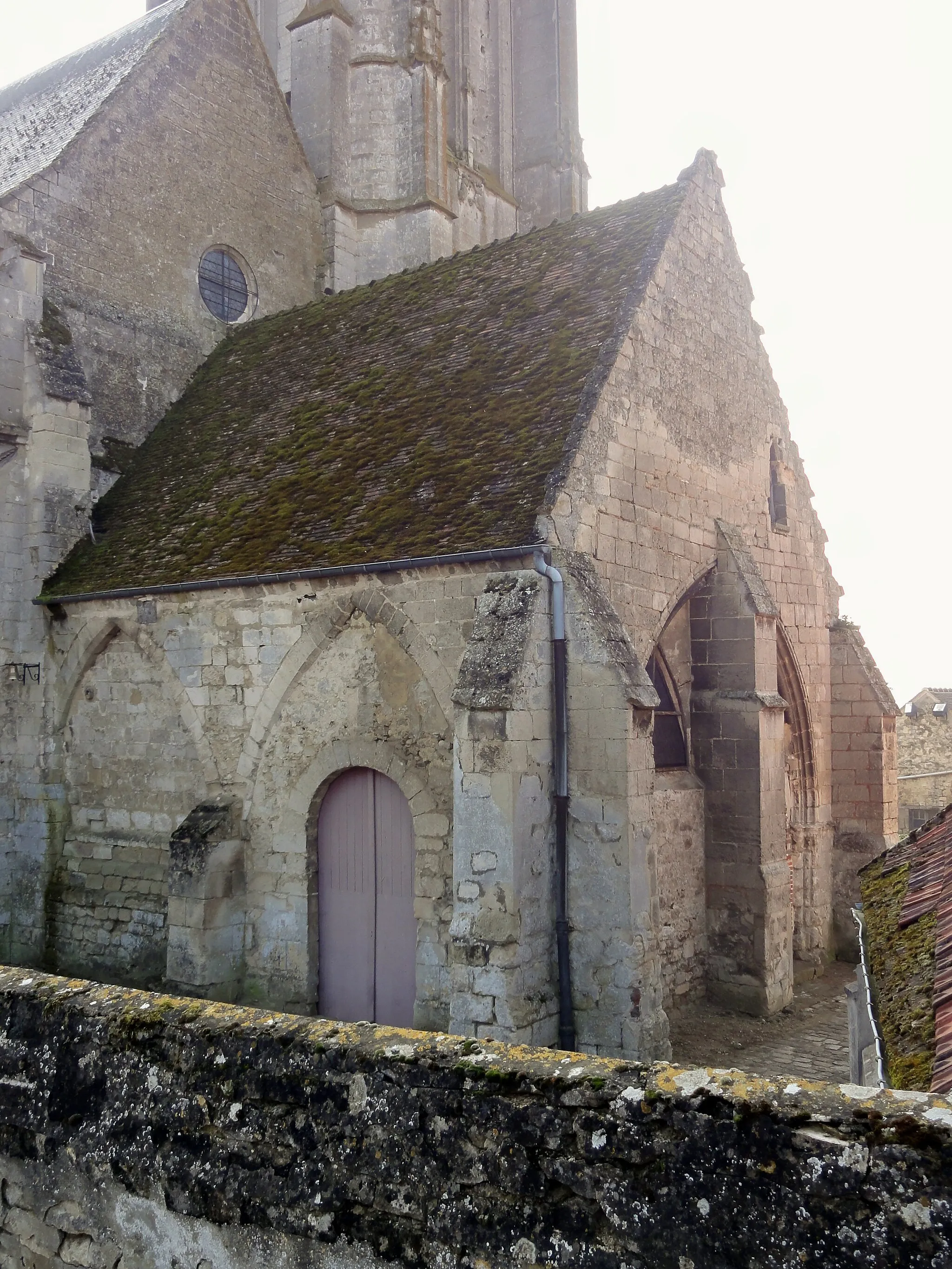 Photo showing: Le narthex désaffecté.