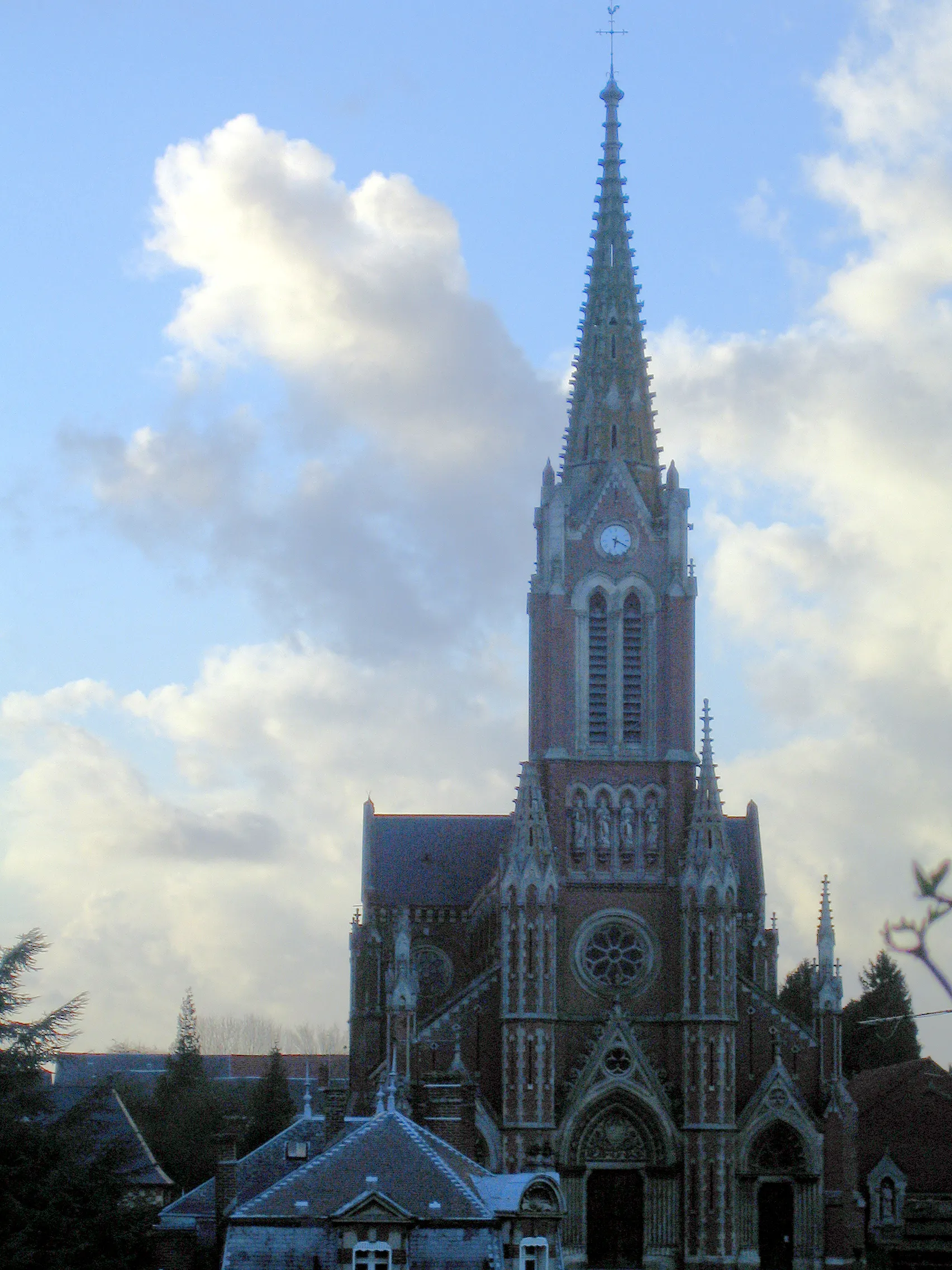 Photo showing: Beauval (Somme, France) -

L'église vue depuis la Route Nationale 25, à droite (en direction d'Amiens, et en provenance de Doullens).