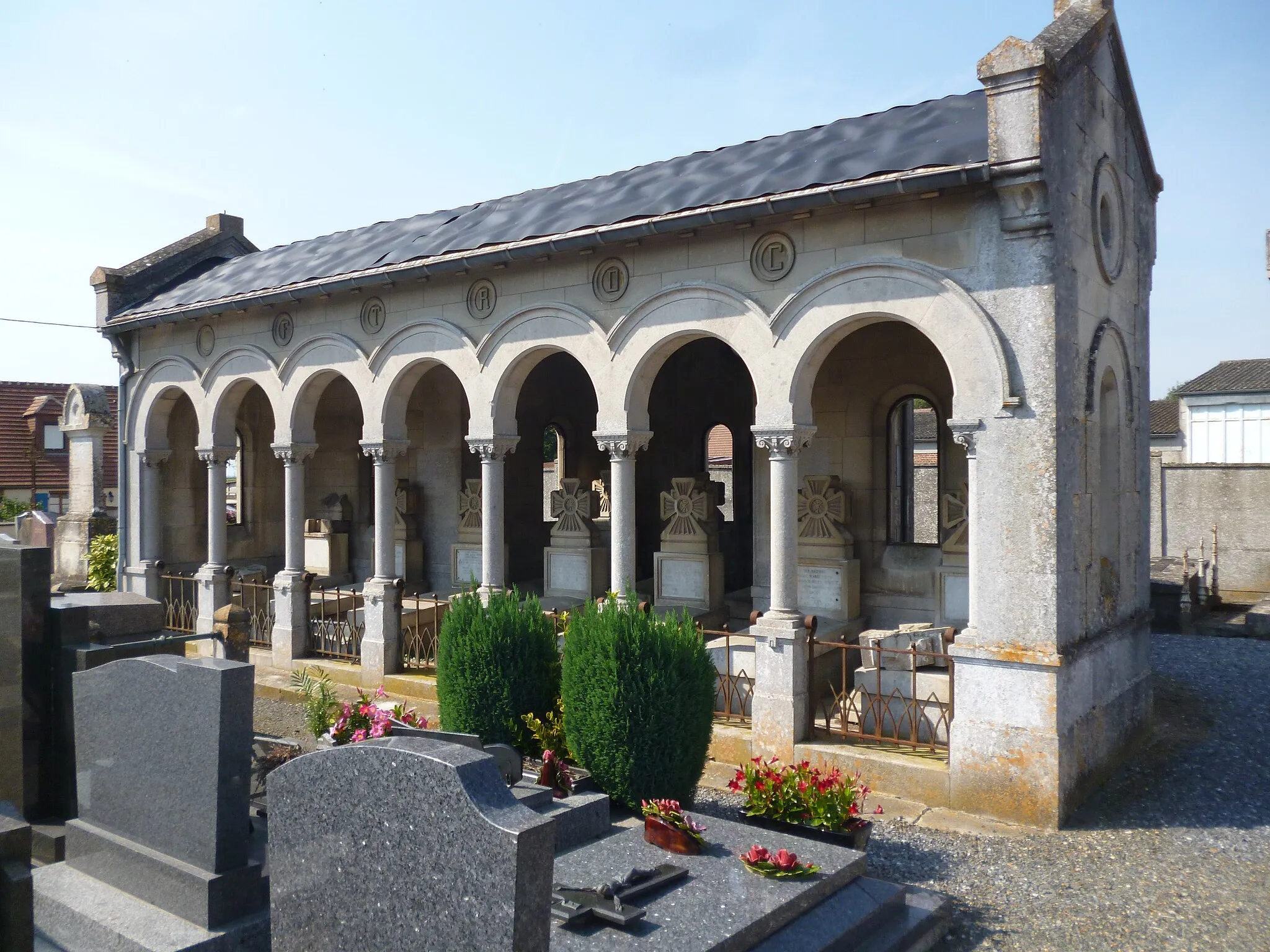 Photo showing: Cimetière de Maignelay-Montigny (Oise).