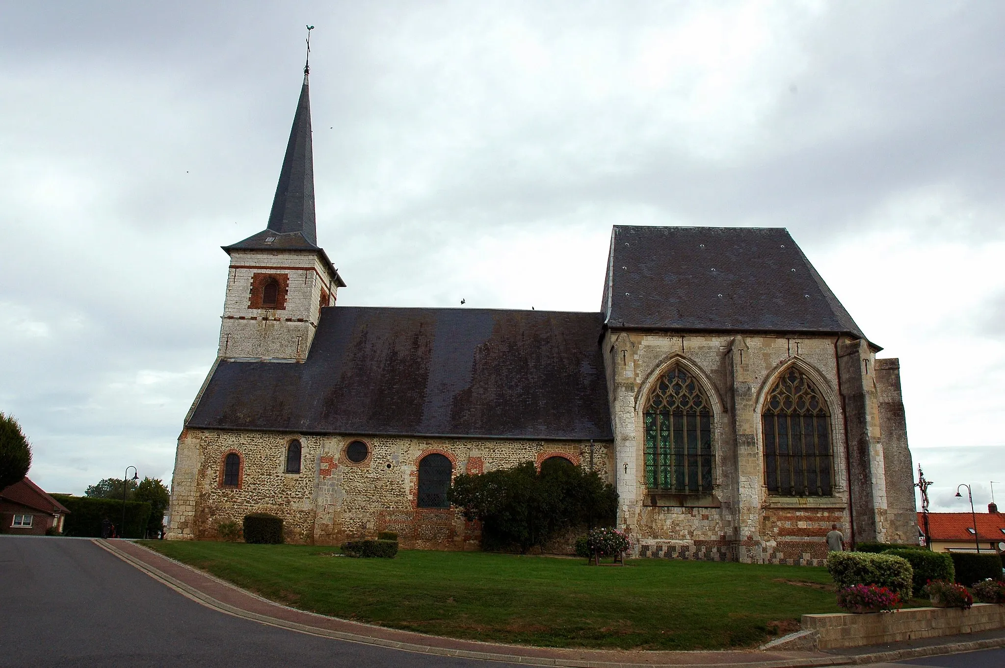 Photo showing: Feuquières-en-Vimeu (Somme, France).

L'église. Les murs de la nef sont en grande partie appareillés en arête-de-poisson.