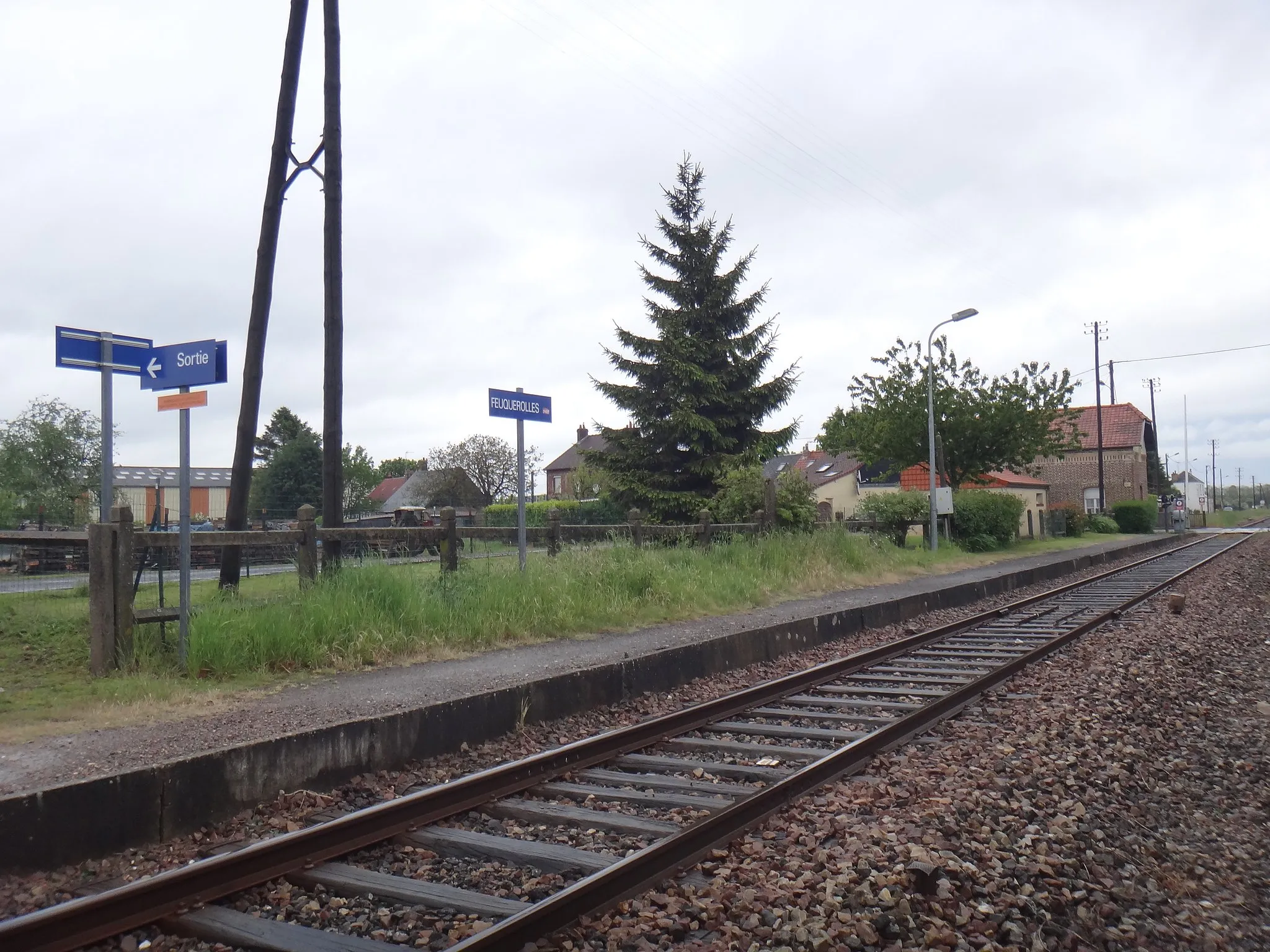 Photo showing: Quai et voie de la gare de Feuquerolles, Somme, Picardie, France, en mai 2014.