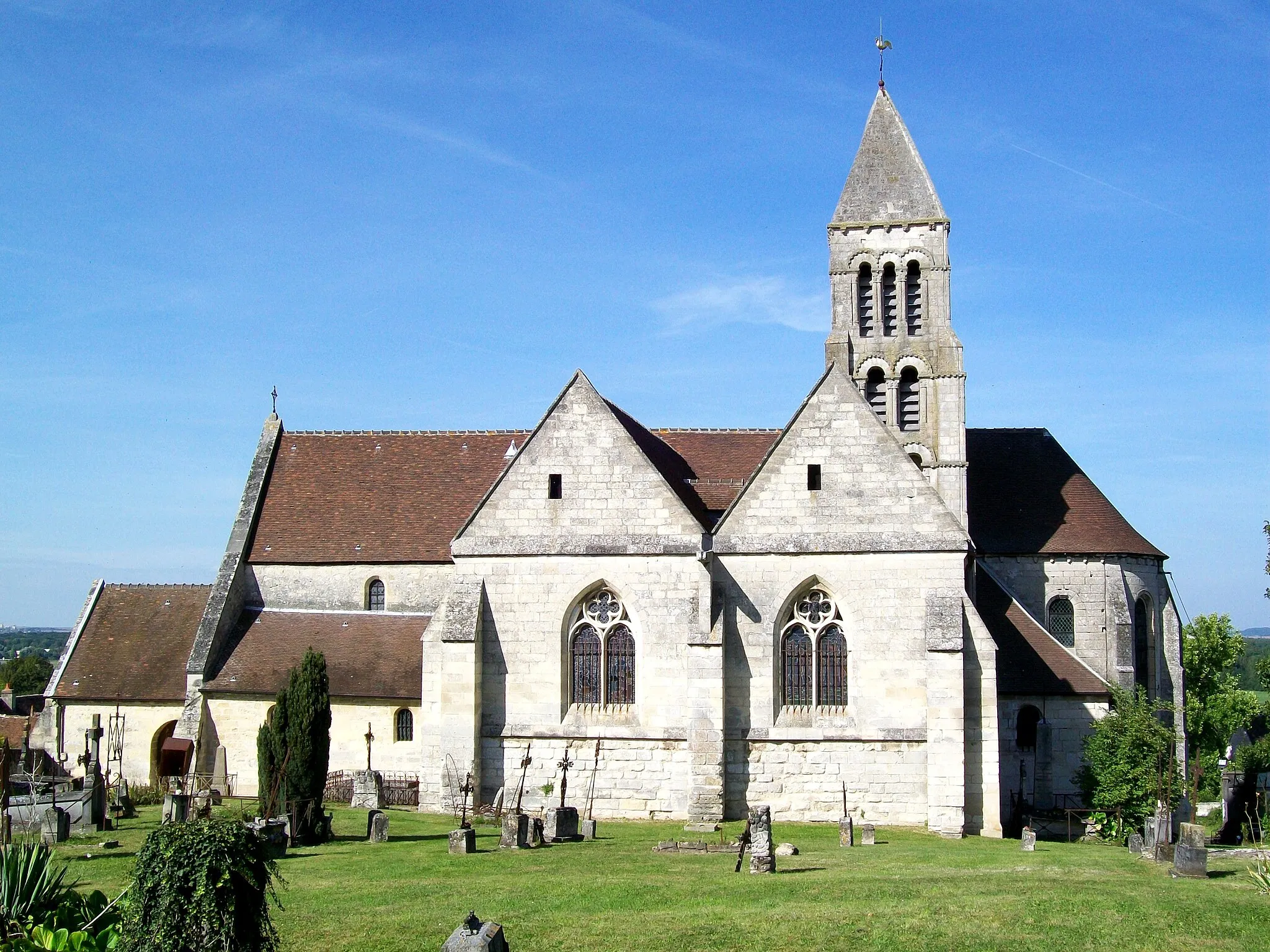 Photo showing: l'église Saint-Gervais avec son clocher du XIe siècle et le cimetière abandonné.