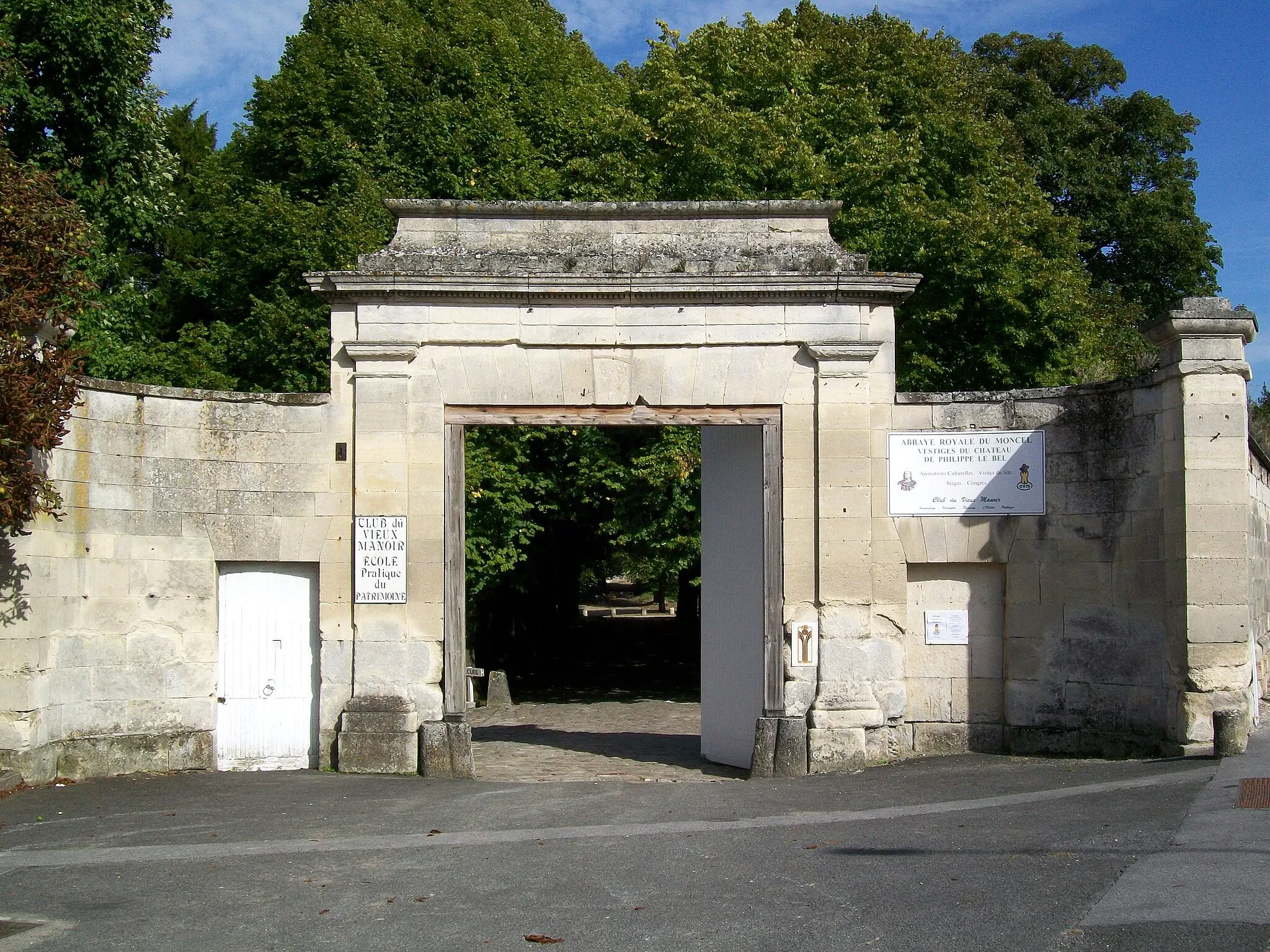 Photo showing: Le portail de l'abbaye, à l'extrémité sud-ouest du domaine. La commune de Pont-Sainte-Maxence n'est qu'à une centaine de mètres d'ici.