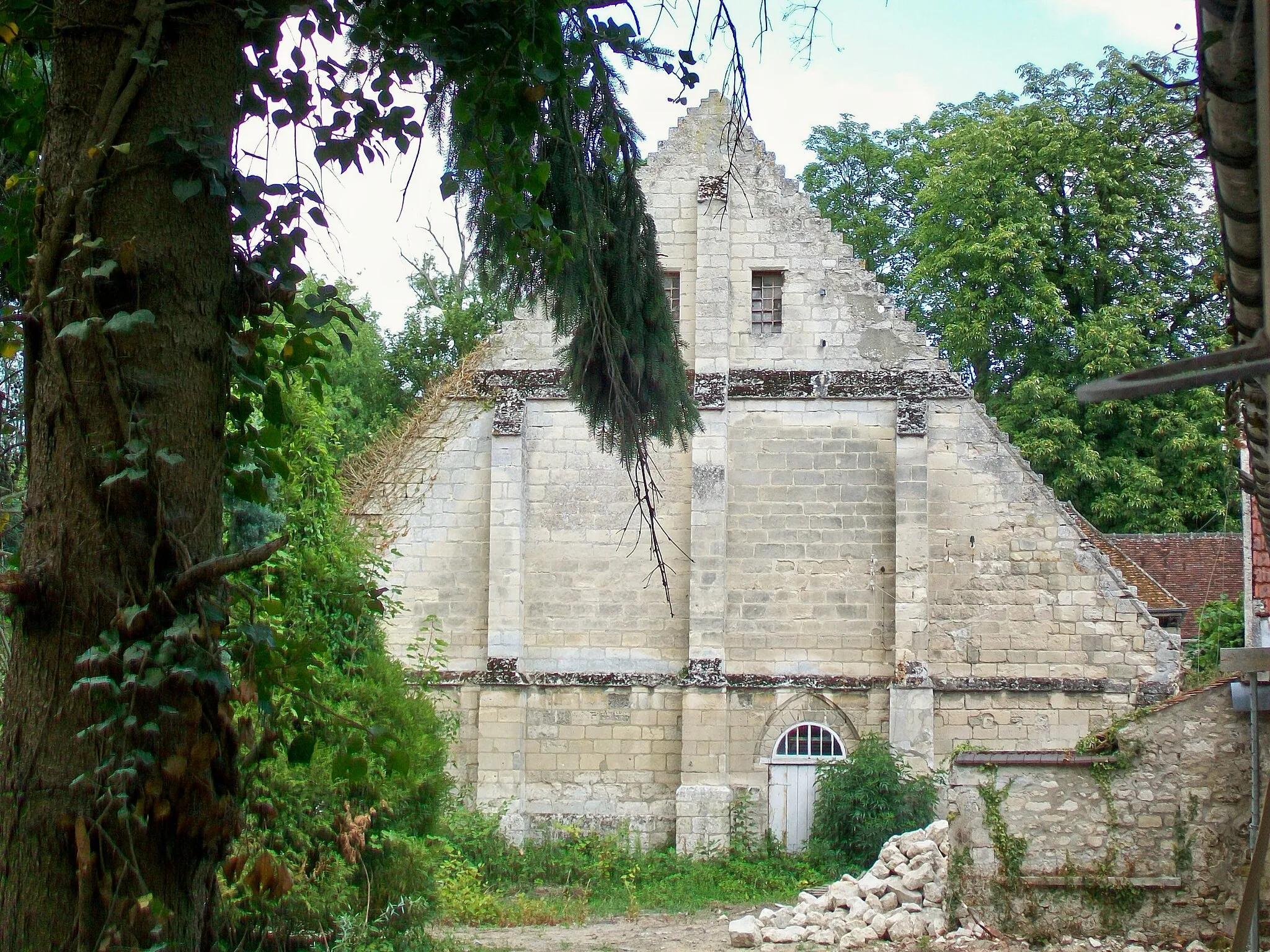 Photo showing: La grange aux dîmes de la ferme de l'abbaye du Moncel, pignon ouest sur la cour de ferme.