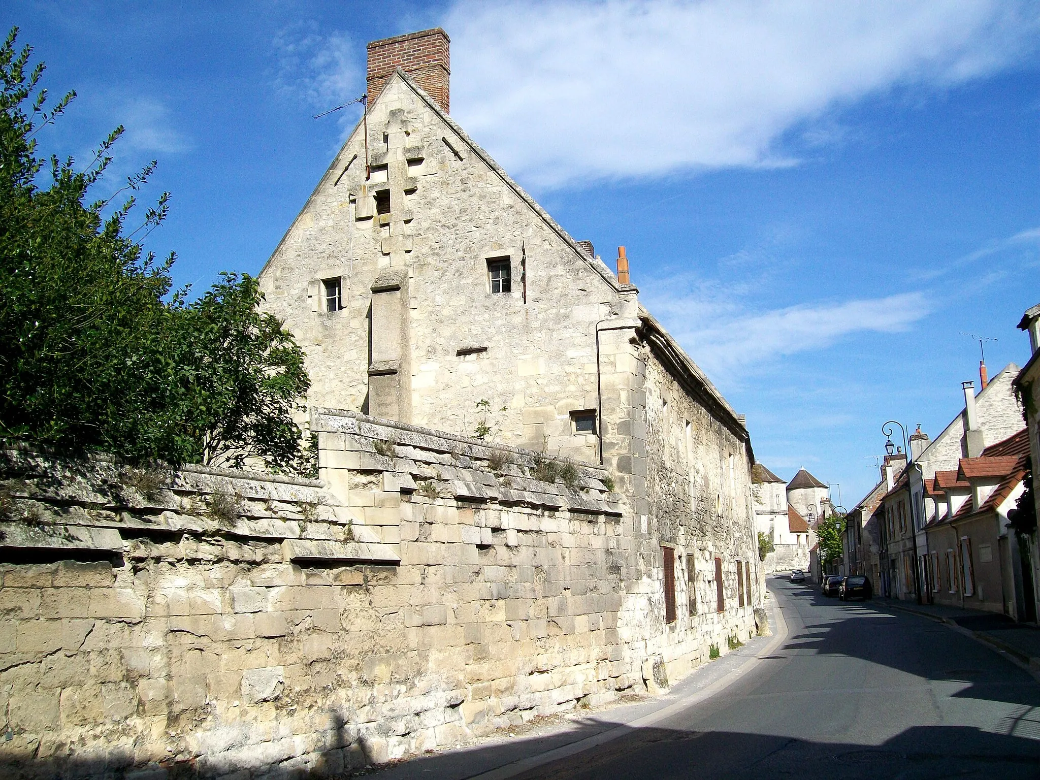 Photo showing: La « maison des Pères », où étaient installés les pères franciscains chargés de lire les messes à l'église abbatiale.