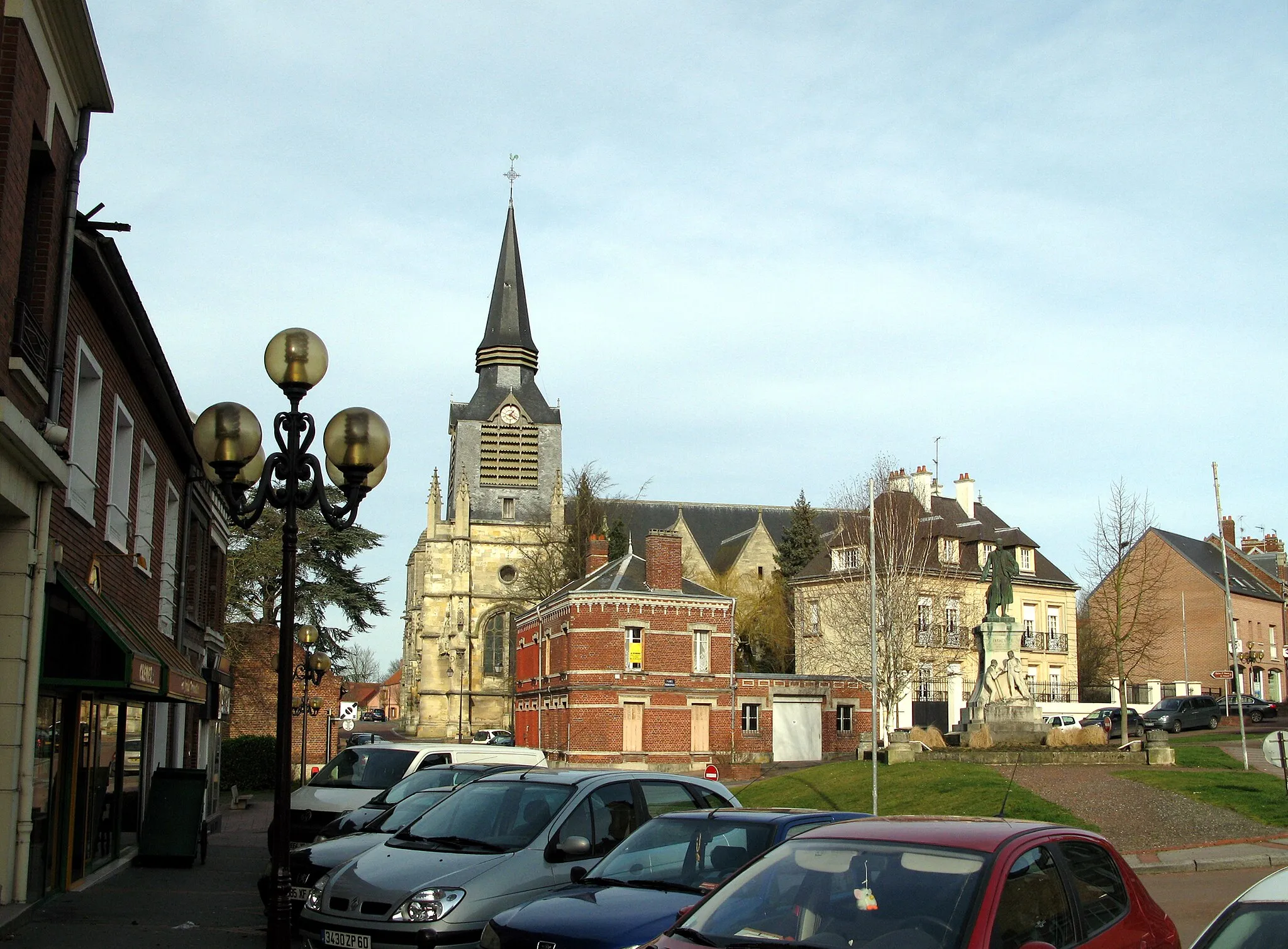 Photo showing: Montdidier (Somme, France) -
La Place Parmentier avec, en arrière-plan, l'église Saint-Pierre et à droite la statue de Parmentier..
.