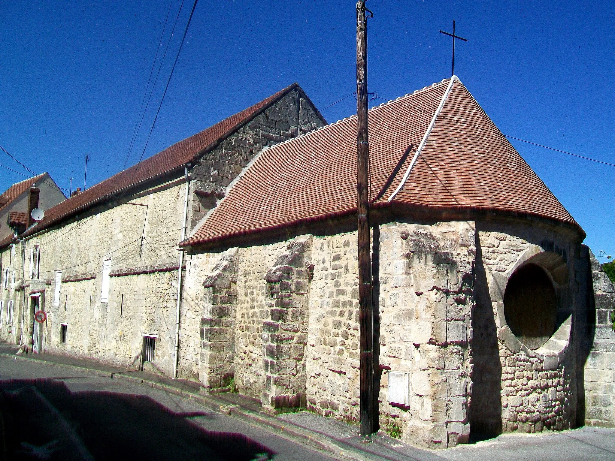 Photo showing: La commanderie des Templiers de Laigneville : à gauche, le principal corps de bâtiment subsistant ; au premier plan, l'ancienne chapelle.