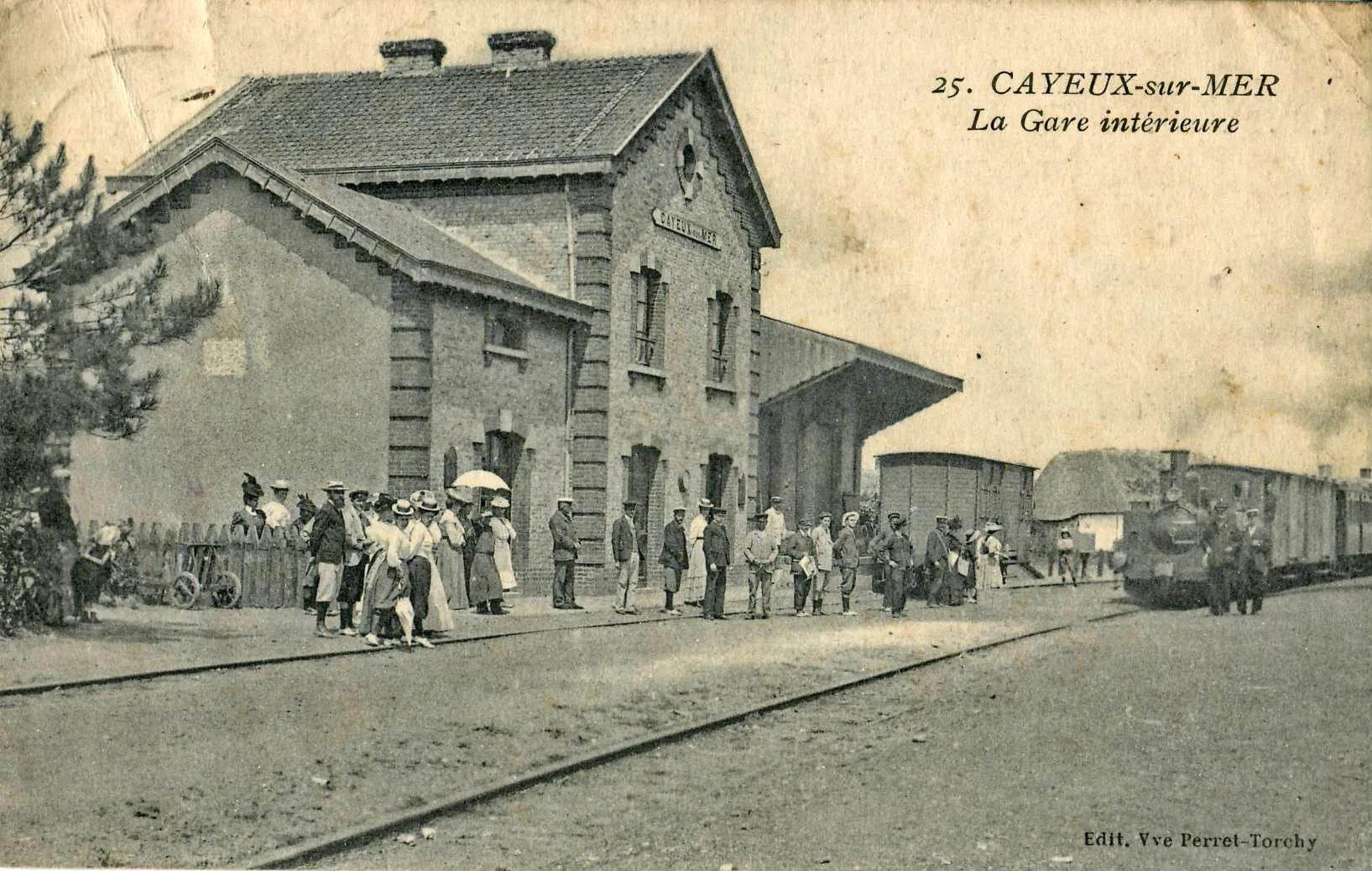 Photo showing: Carte postale ancienne éditée par Veuve Perret-Torchy, n°25 : CAYEUX-SUR-MER - La Gare intérieure