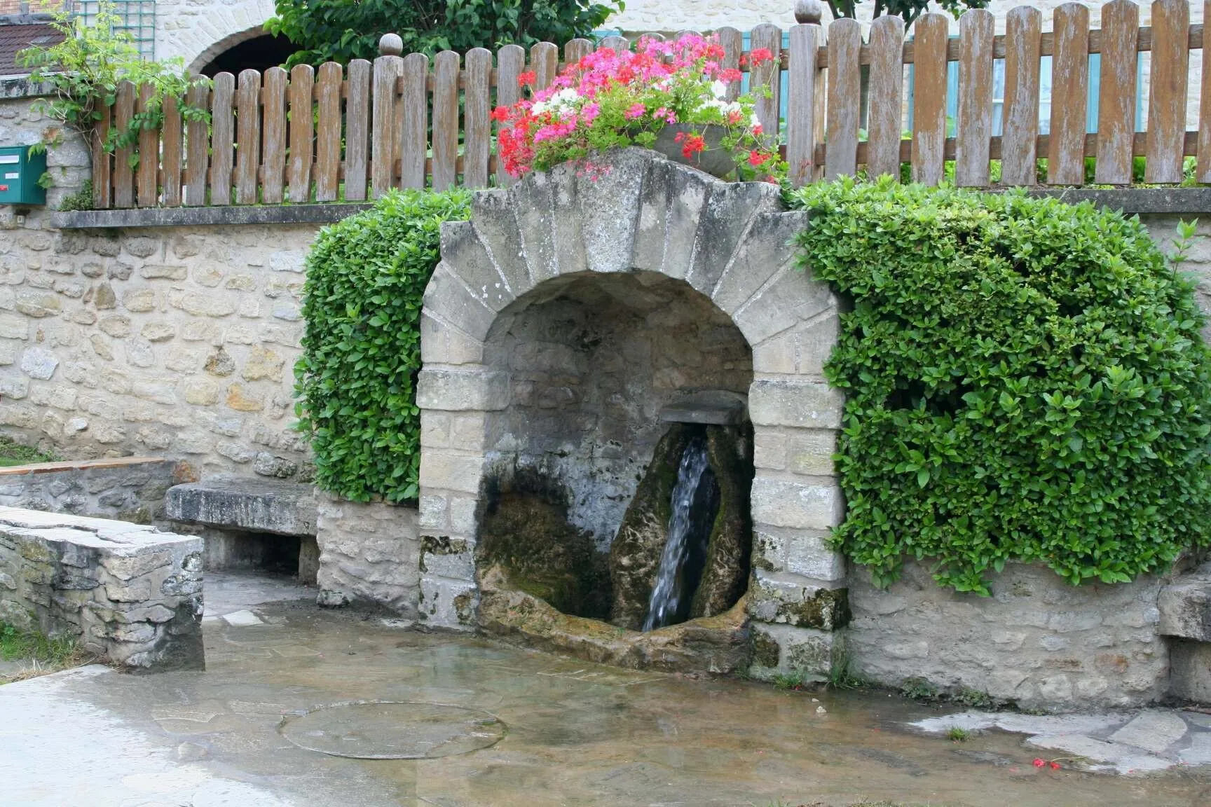 Photo showing: Fontaine, rue de la Division Leclerc, à Gargenville, Yvelines  (France) -