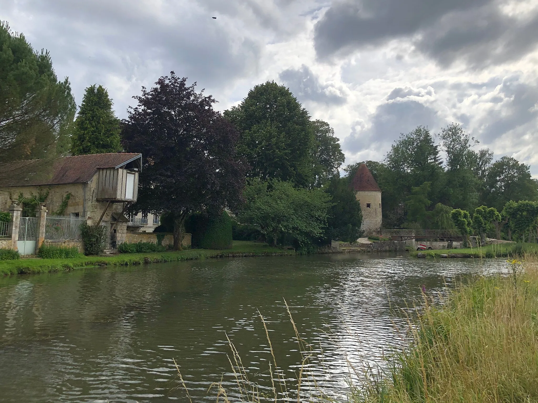 Photo showing: Rivière de l'Ourcq canalisée. A gauche, un ancien grenier à grain. Puis la passerelle Eiffel, une tour des fortifications et le Mail.