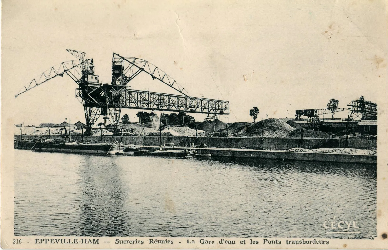 Photo showing: Carte postale ancienne éditée par Cassel-Vasset, sous la marque Cécyl EPPEVILLE-HAM : Sucreries réunies - La Gare d'eau et les Ponts transbordeurs