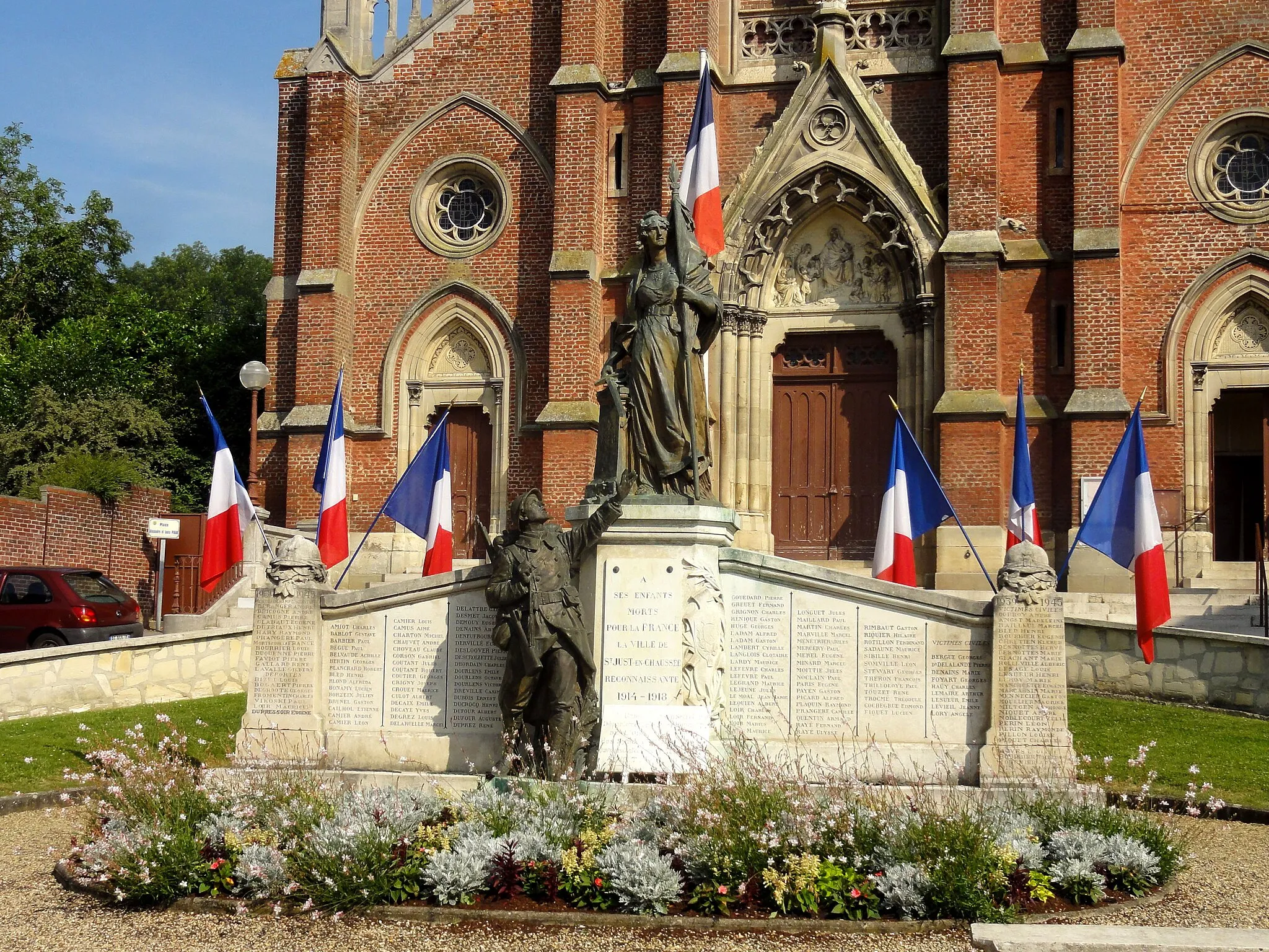 Photo showing: Le monument aux morts, devant l'église.