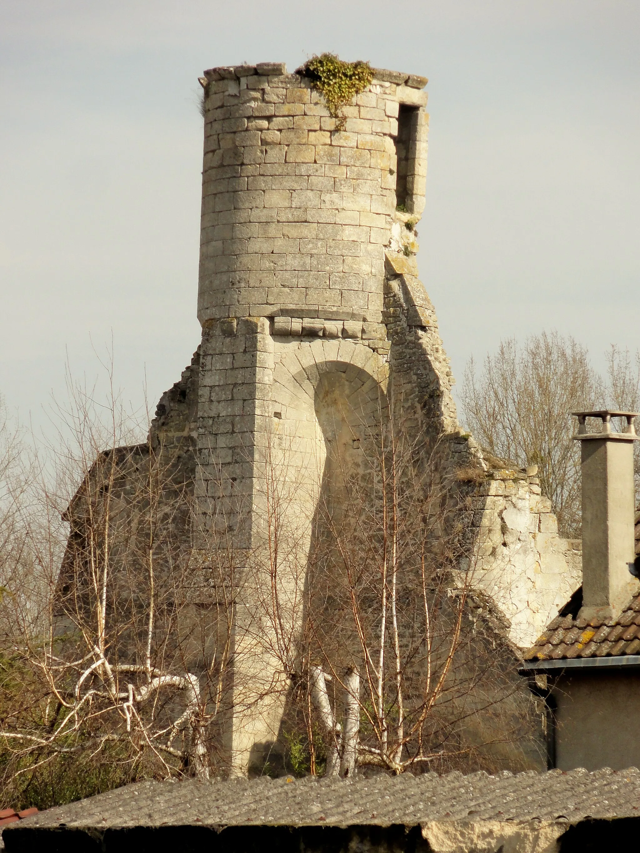 Photo showing: Tour de guet sur le contrefort central du pignon occidental, avec deux trompes.