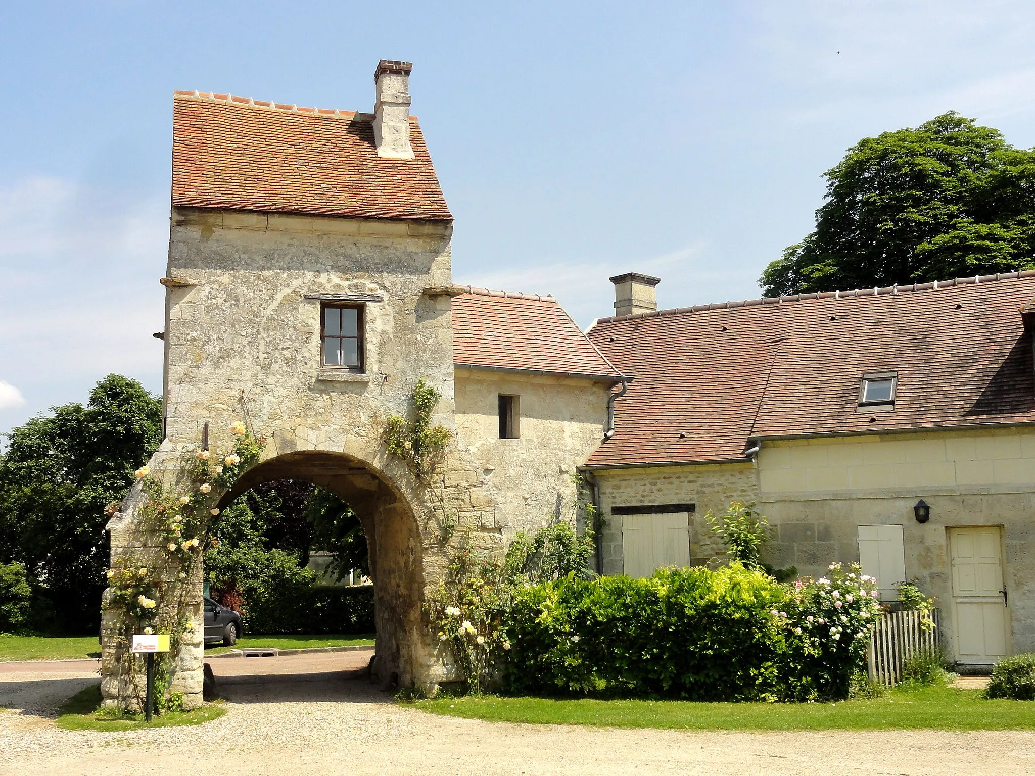 Photo showing: Porche de la ferme de l'abbaye.