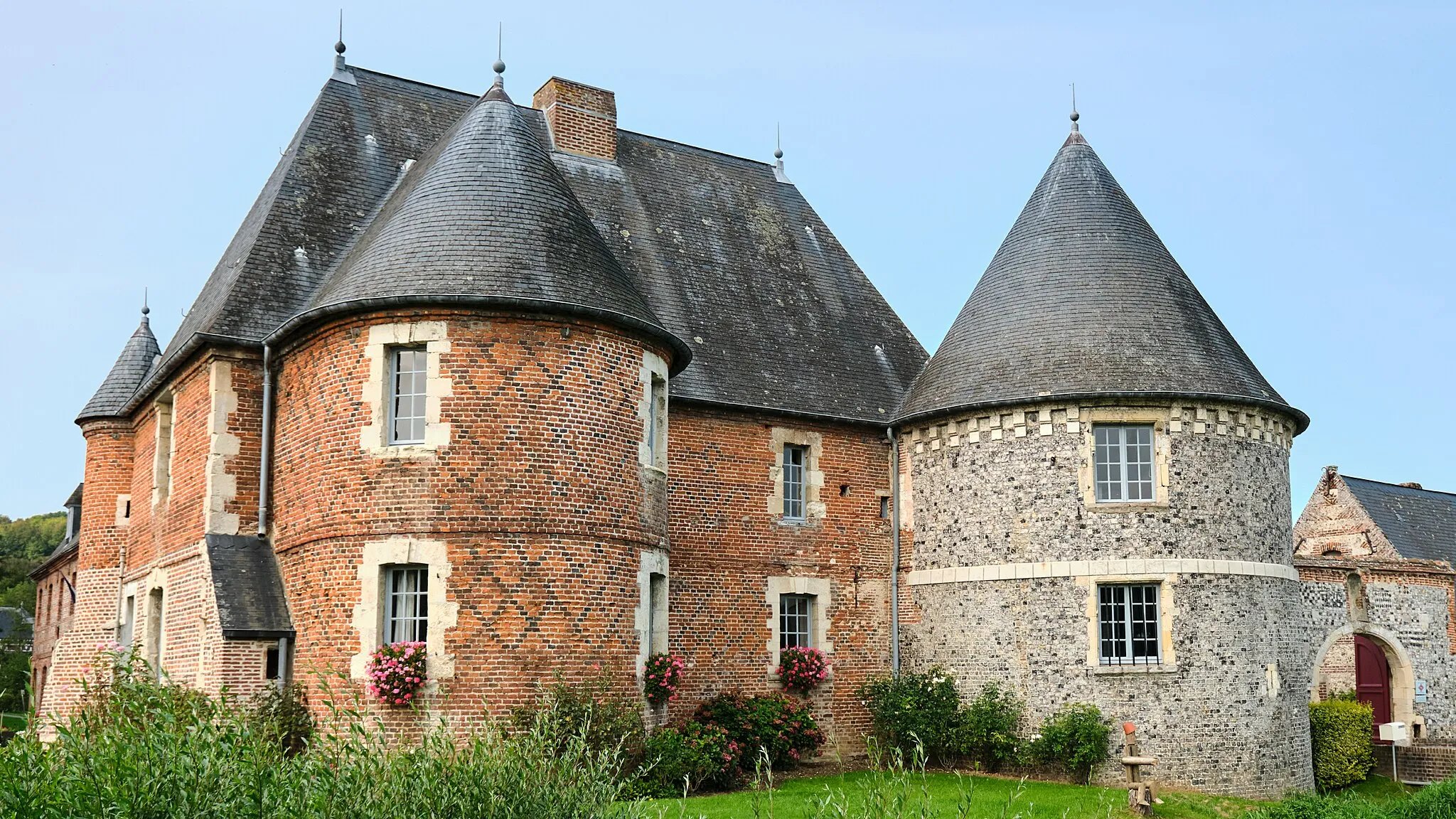 Photo showing: This building is indexed in the base Mérimée, a database of architectural heritage maintained by the French Ministry of Culture, under the reference PA00100609 .