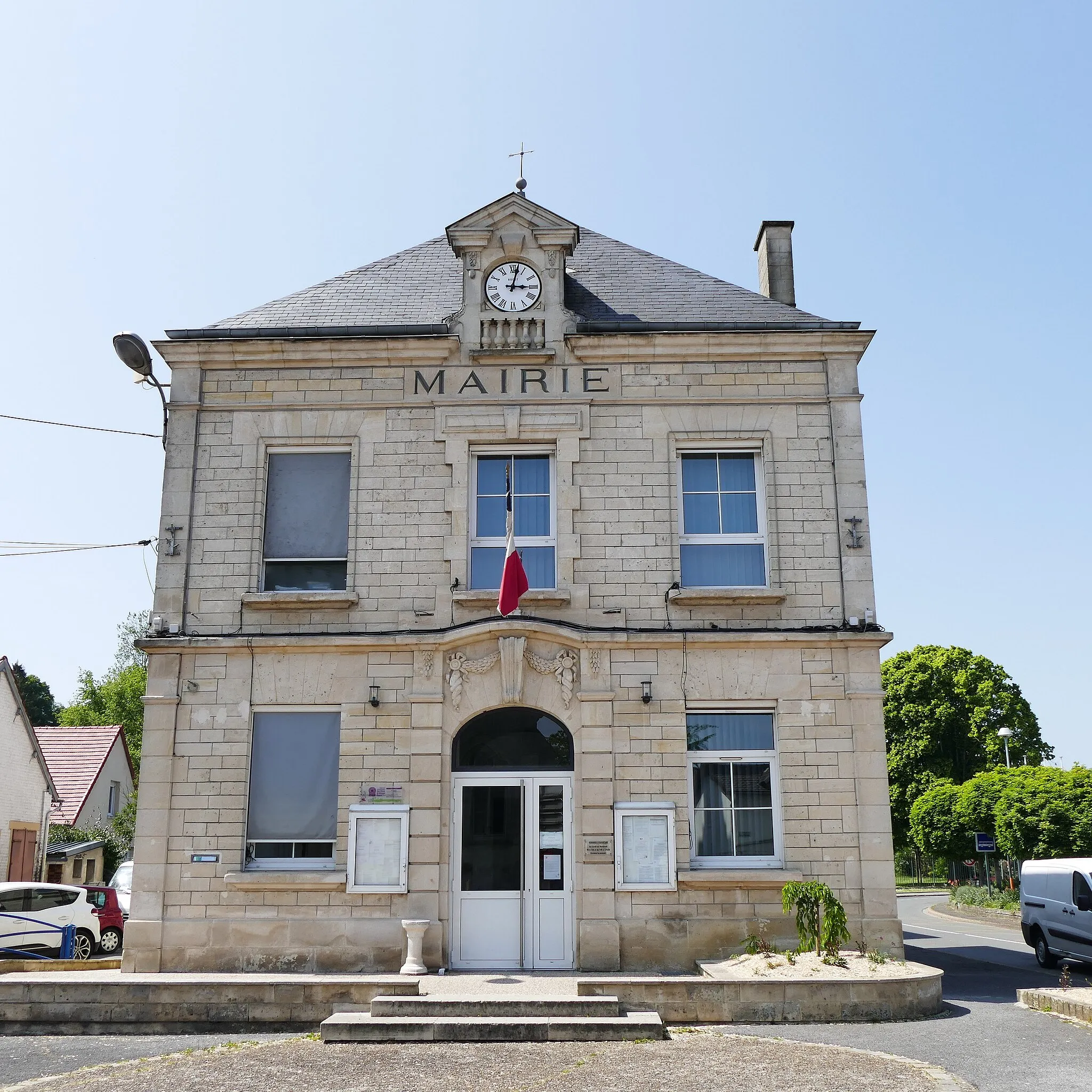 Photo showing: The city hall in Ribécourt-Dreslincourt (Oise, Hauts-de-France, France).