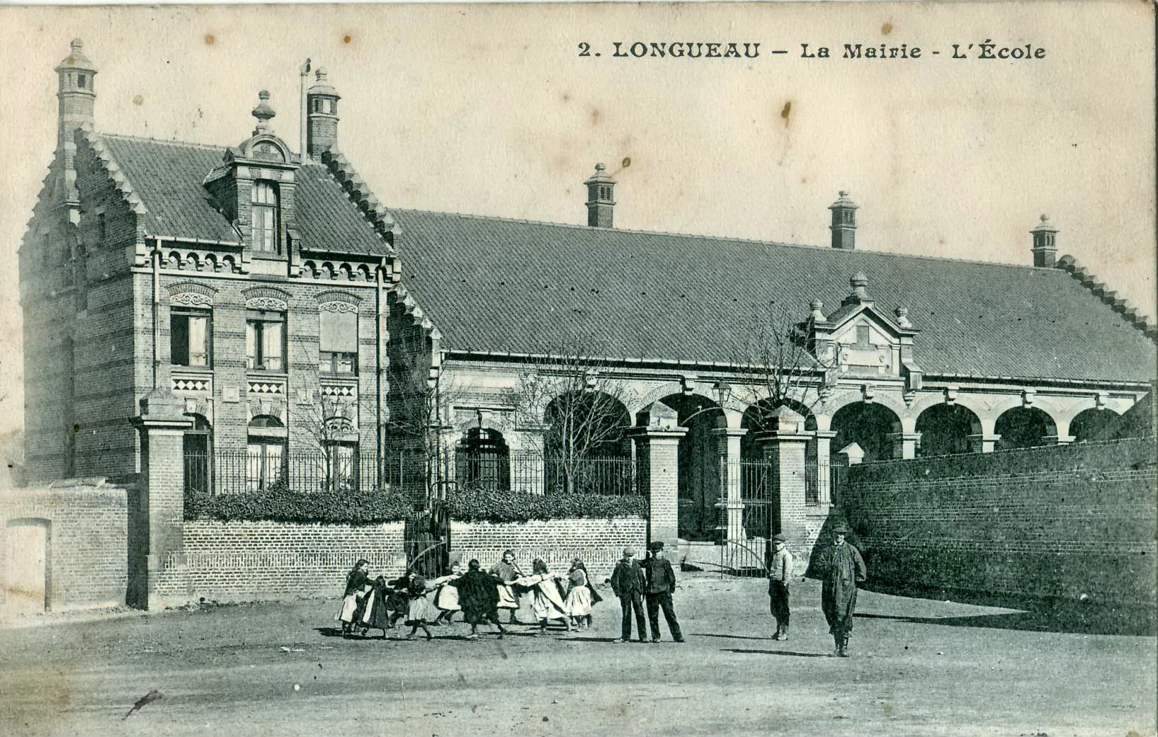 Photo showing: Carte postale ancienne éditée par Caron, n°2 LONGUEAU (Somme) - La Mairie - L'Ecole