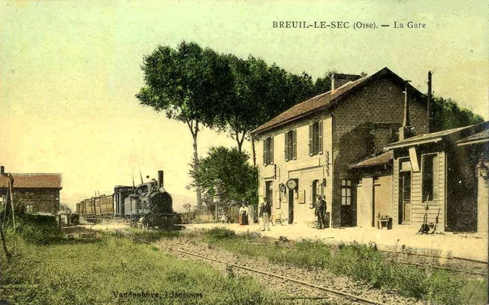 Photo showing: Train de voyageurs arrivant en gare.