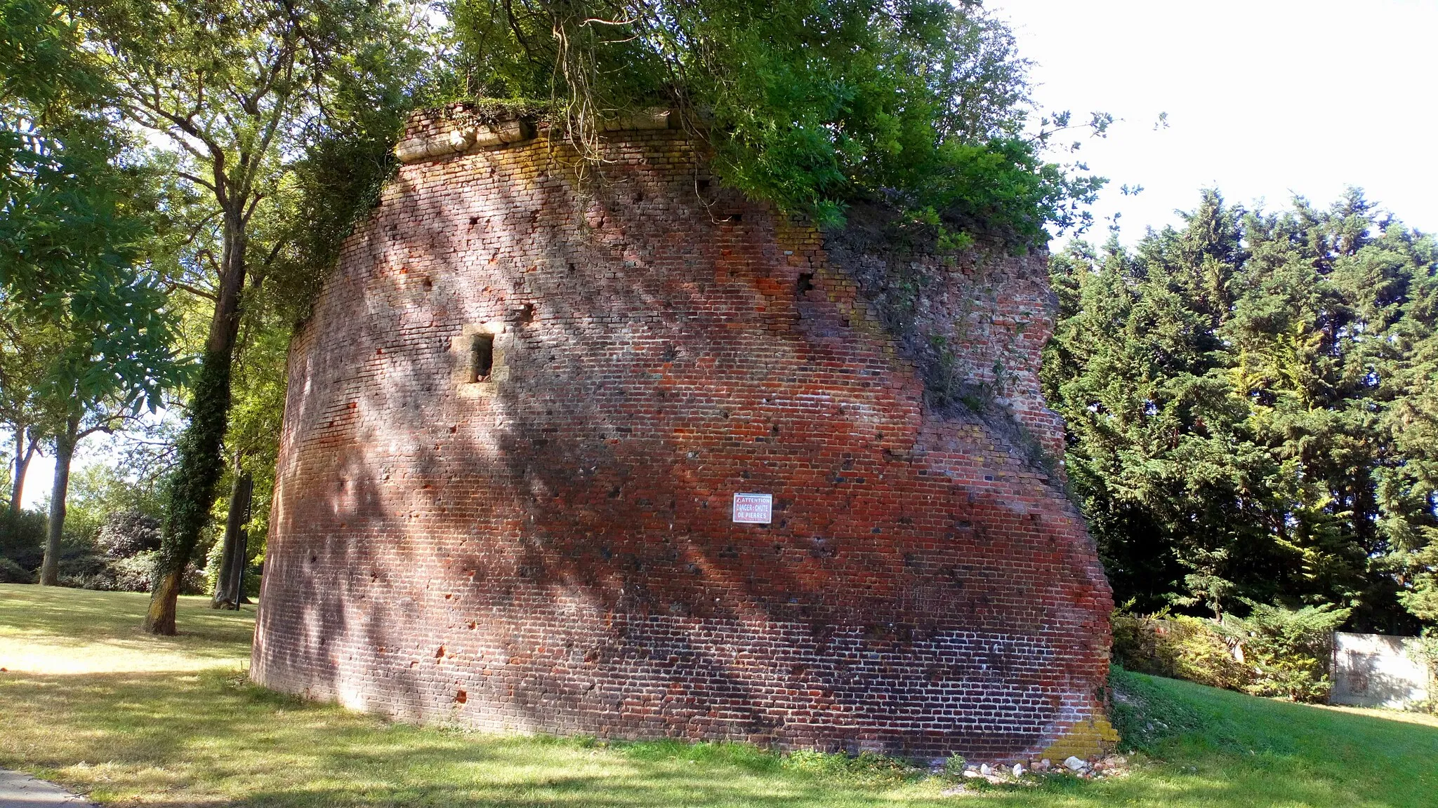 Photo showing: Château de Moreuil 21