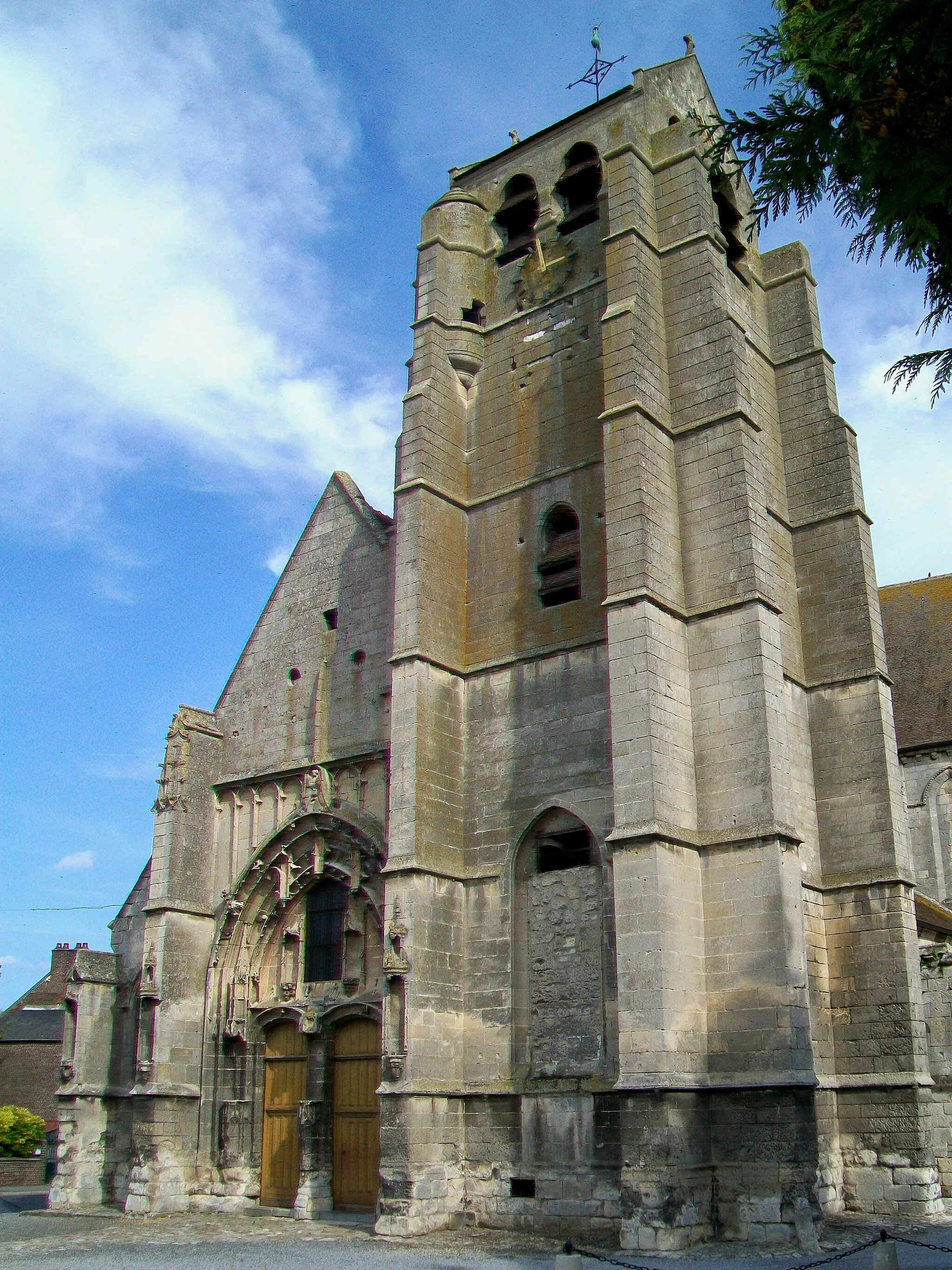 Photo showing: L'église Saint-Pierre-et-Saint-Paul, clocher et façade ouest.