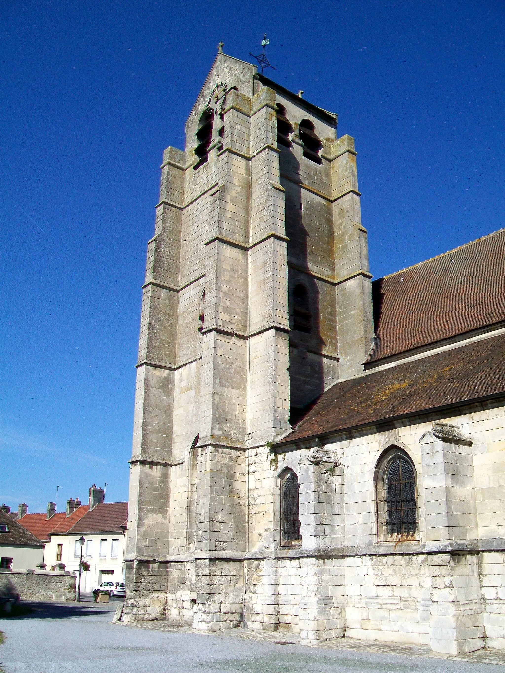 Photo showing: Le clocher de l'église Saint-Pierre-et-Saint-Paul, depuis le sud-est. Il est accolé à la première travée de la nef, qui en comporte quatre.