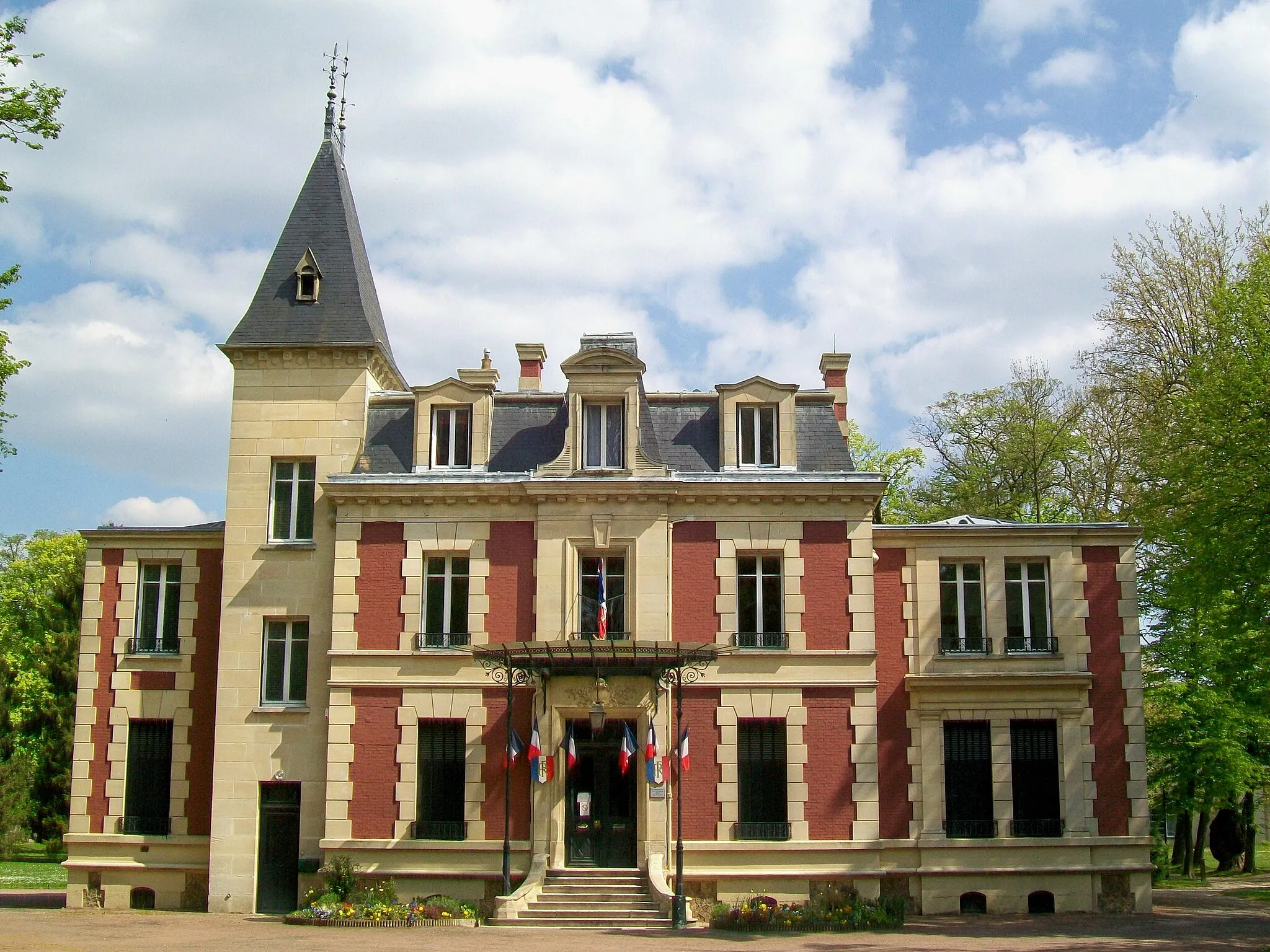 Photo showing: La mairie, ancienne demeure bourgeoise entouré d'un petit parc paysager, acquise par la ville en 1977 suite à l'augmentation du nombre d'habitants de la commune.