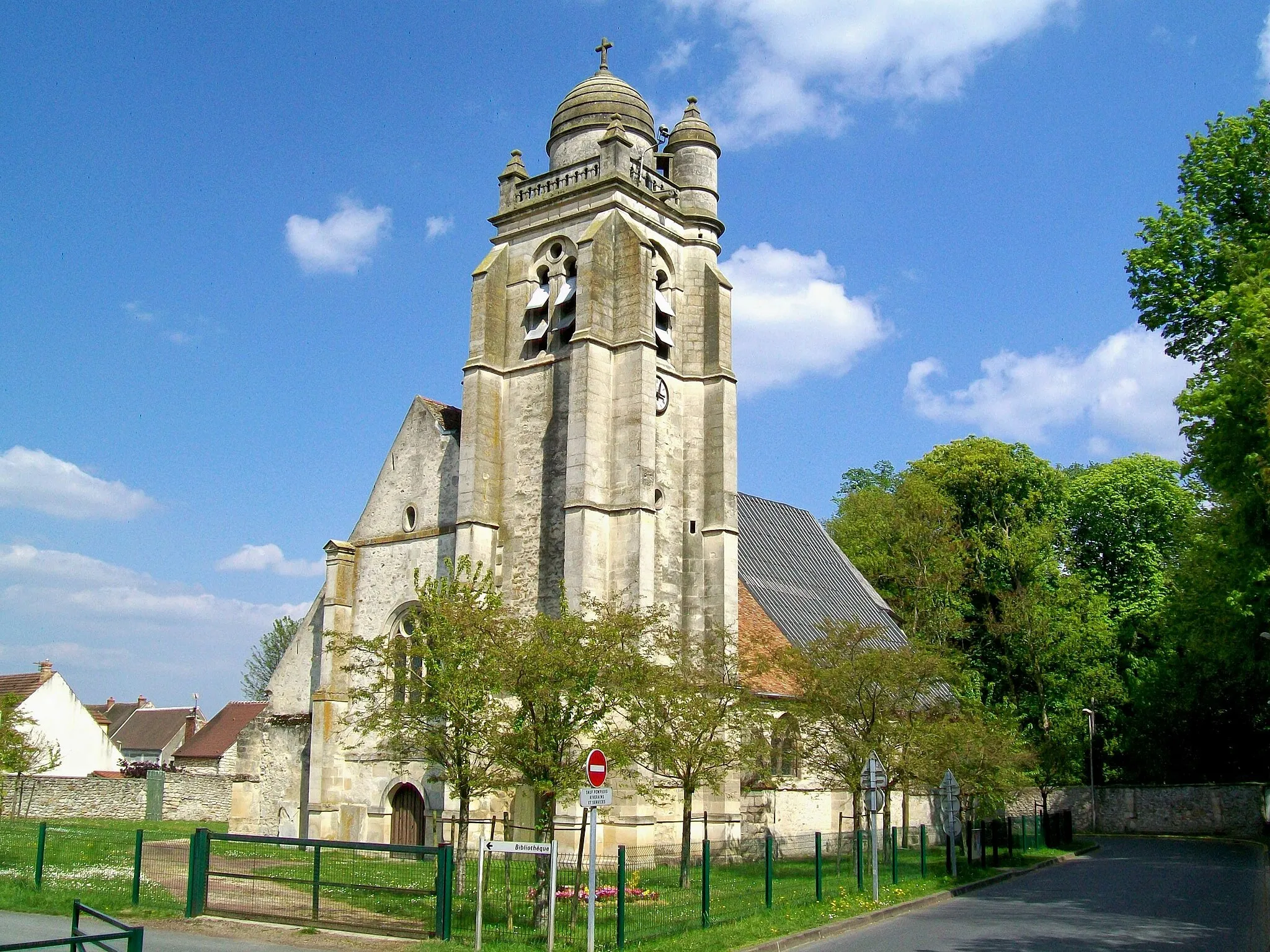 Photo showing: L'église Sainte-Trinité de La Chapelle-en-Serval, inscrit Monuments historiques depuis 1949.