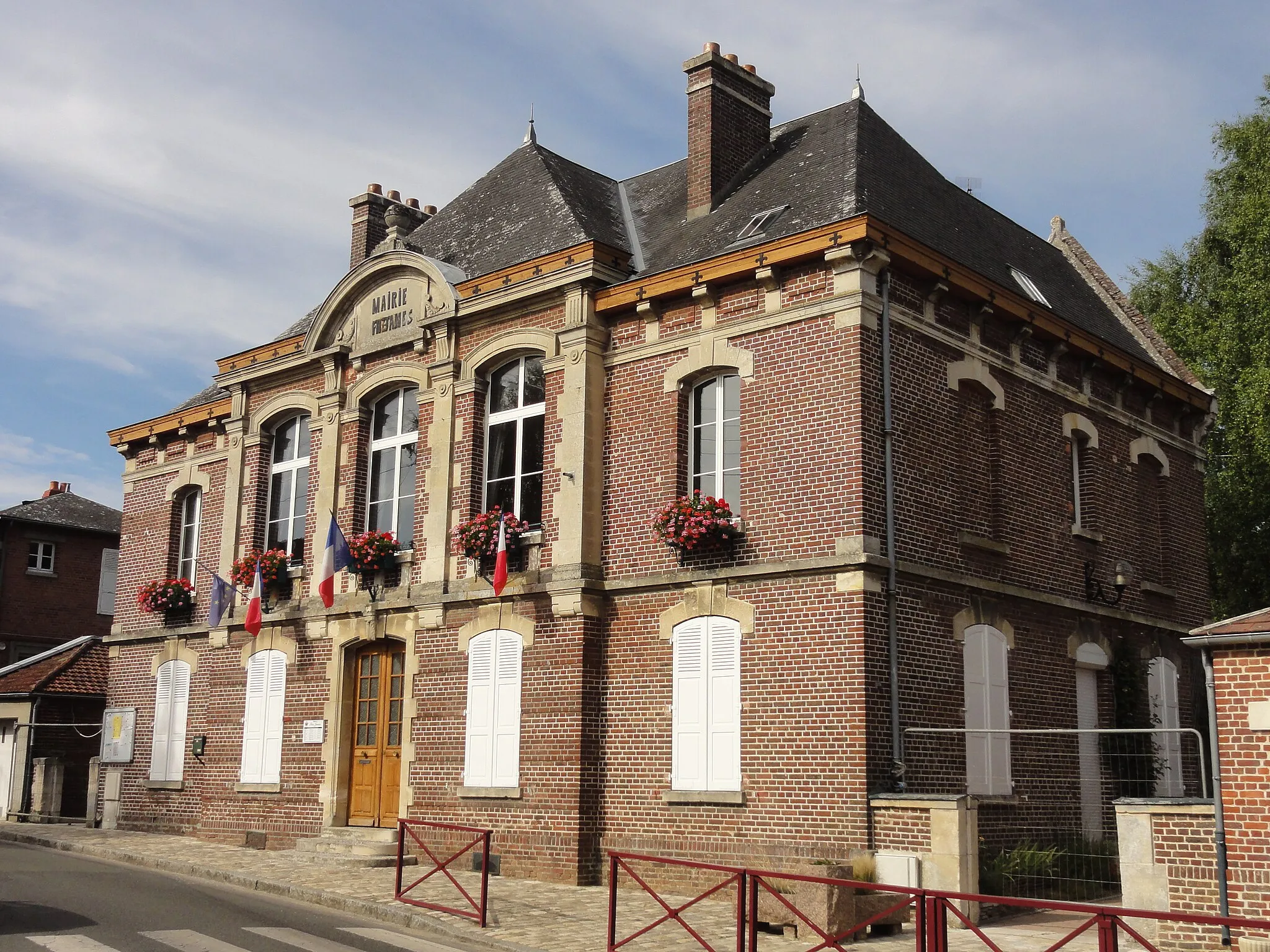 Photo showing: Mairie, rue Jules-Ferry.