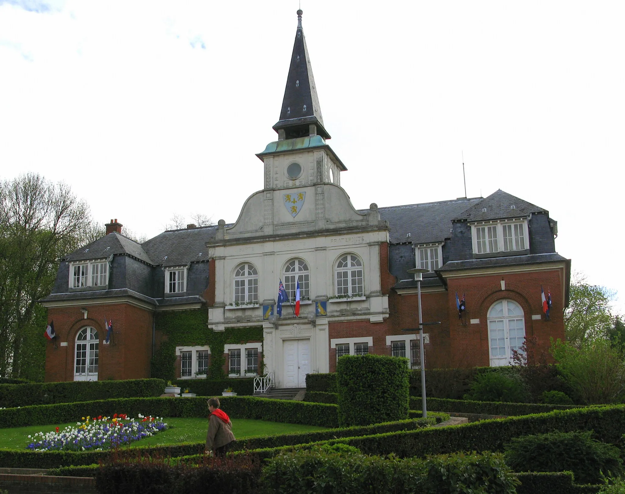 Photo showing: Town Hall, Villers-Bretonneux, France (image has been altered to remove tilt, 2014-4-22, by User:Sardaka)