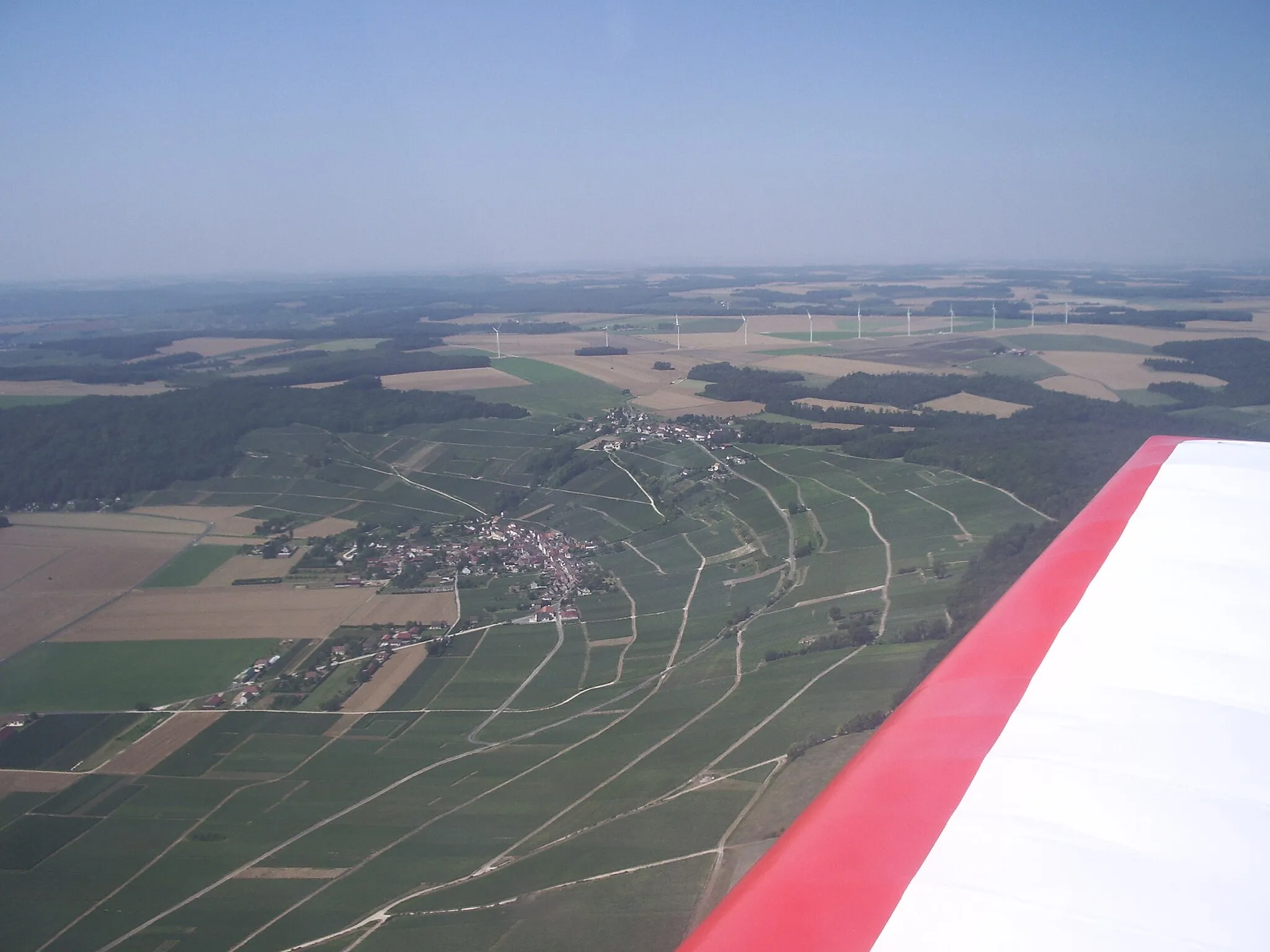 Photo showing: Vue aérienne de Bonneil, des vignes de Champagne sur les coteaux des bords de Marne, et du parc éolien de Charly-sur-Marne