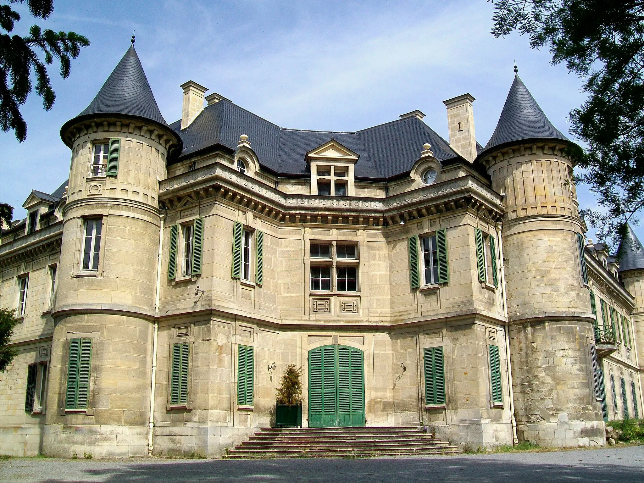 Photo showing: L'angle sud-est du château, avec l'entrée principale. L'édifice est désaffecté depuis 2005.