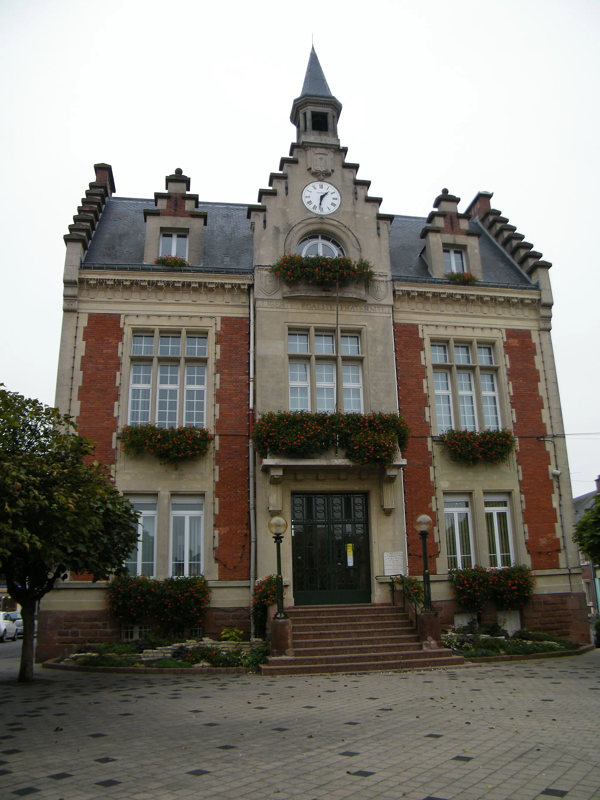 Photo showing: Hôtel de ville de Nesle, Somme, France.