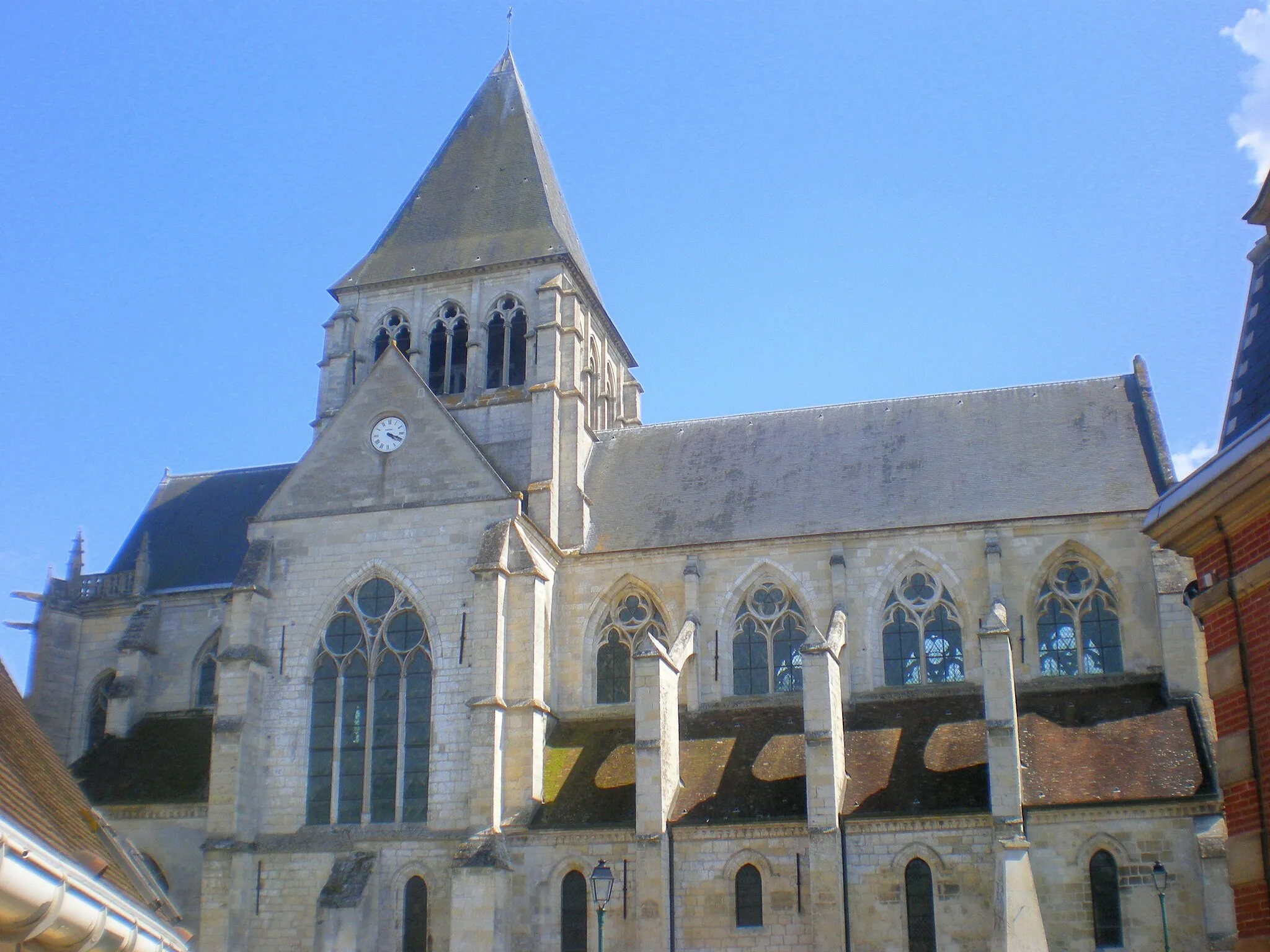 Photo showing: Vue générale de l'église Saint-Léger d'Agnetz (60) depuis la rue de l'église.