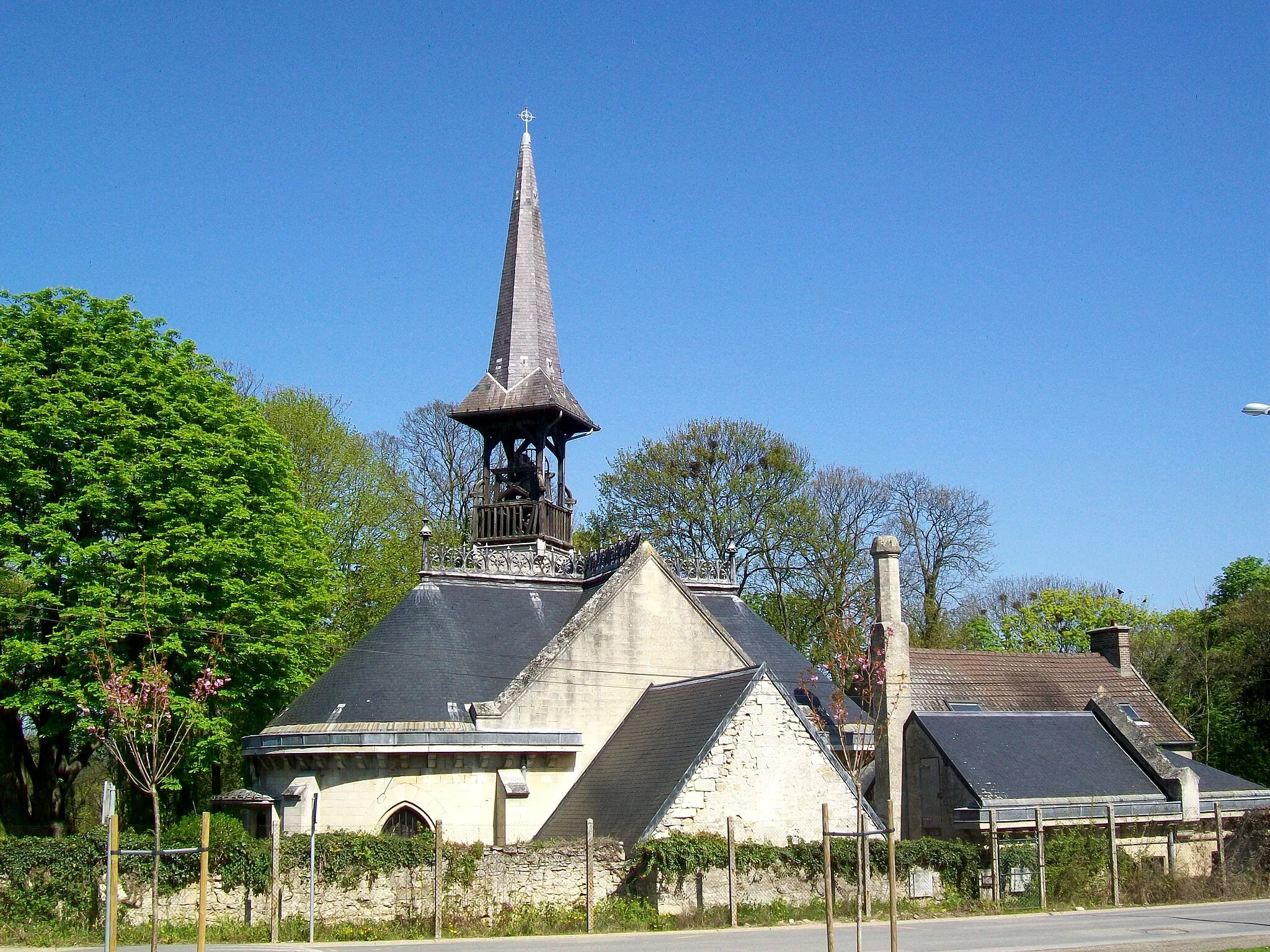 Photo showing: La chapelle Notre-Dame de Bon Secours, sur la commune de Chamant. La rue au premier plan appartient toutefois à la commune de Senlis (rue Notre-Dame du Bon Secours), et la chapelle a donné son nom à ce quartier de Senlis : Bon Secours.